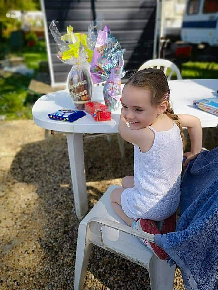 Trecy participe au concours pour gagner de l'argent avec cette photo : chair, child, furniture, joy, leisure, outdoor_furniture, person, play, sitting, table, toddler, vacation