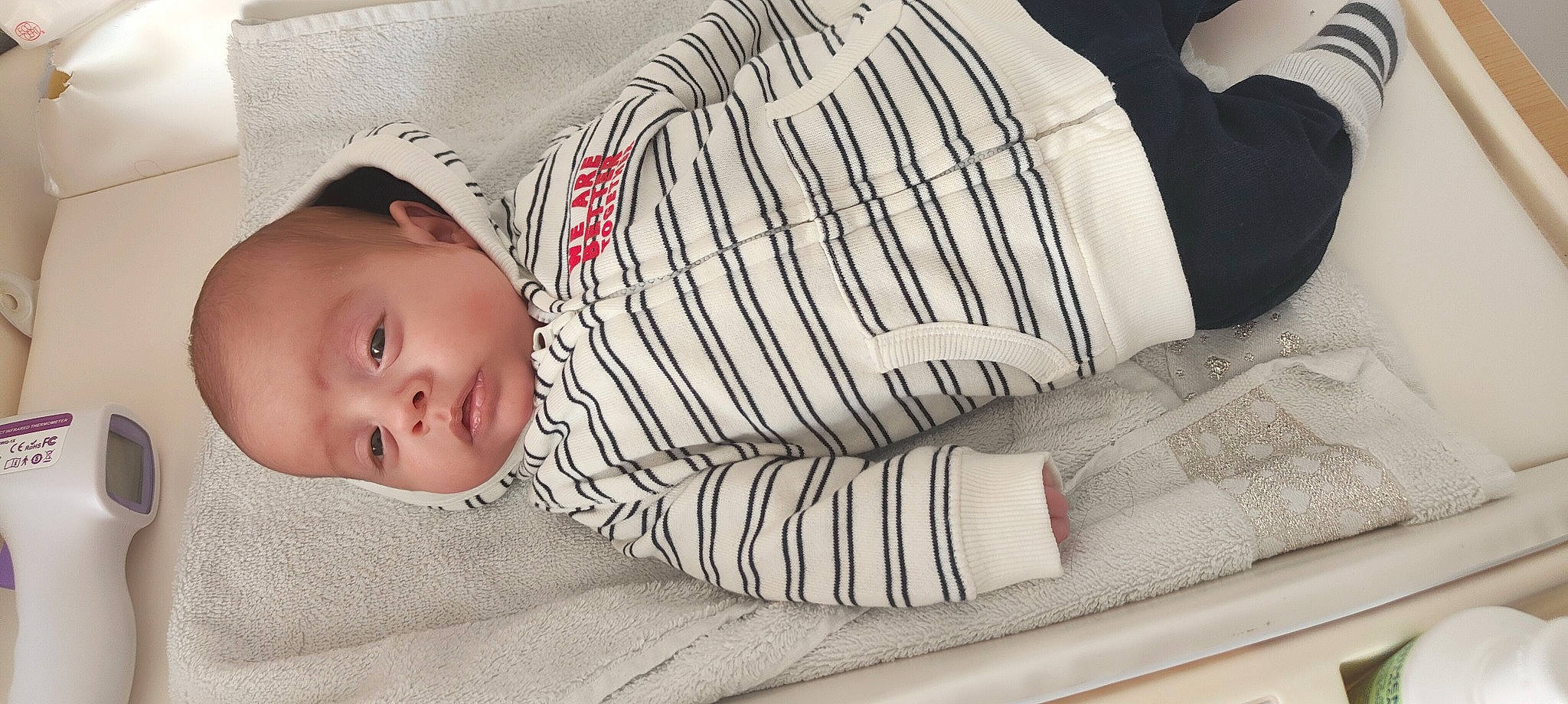 Louis participe au concours pour gagner de l'argent avec cette photo : baby, baby_toddler_clothing, bedding, bedtime, carmine, child, comfort, elbow, grey, hat, human_leg, knee, linens, pattern, person, room, skin, sleeve, thigh, toddler