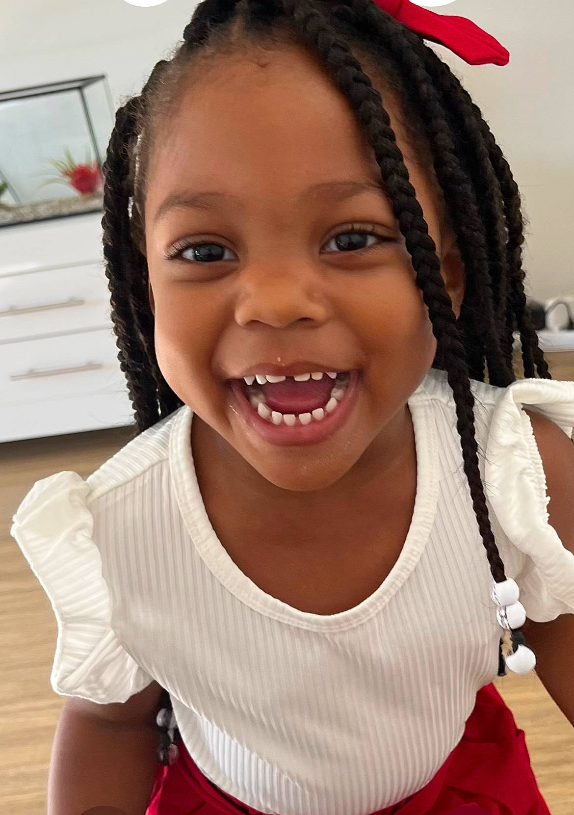 Inaya a rejoint le concours — aidez-le/la à gagner de superbes lots ! black, cheek, child, event, eye, eyelash, fashion_accessory, fun, gesture, hairstyle, happy, head, human_body, jewellery, joy, lip, long_hair, person, skin, smile