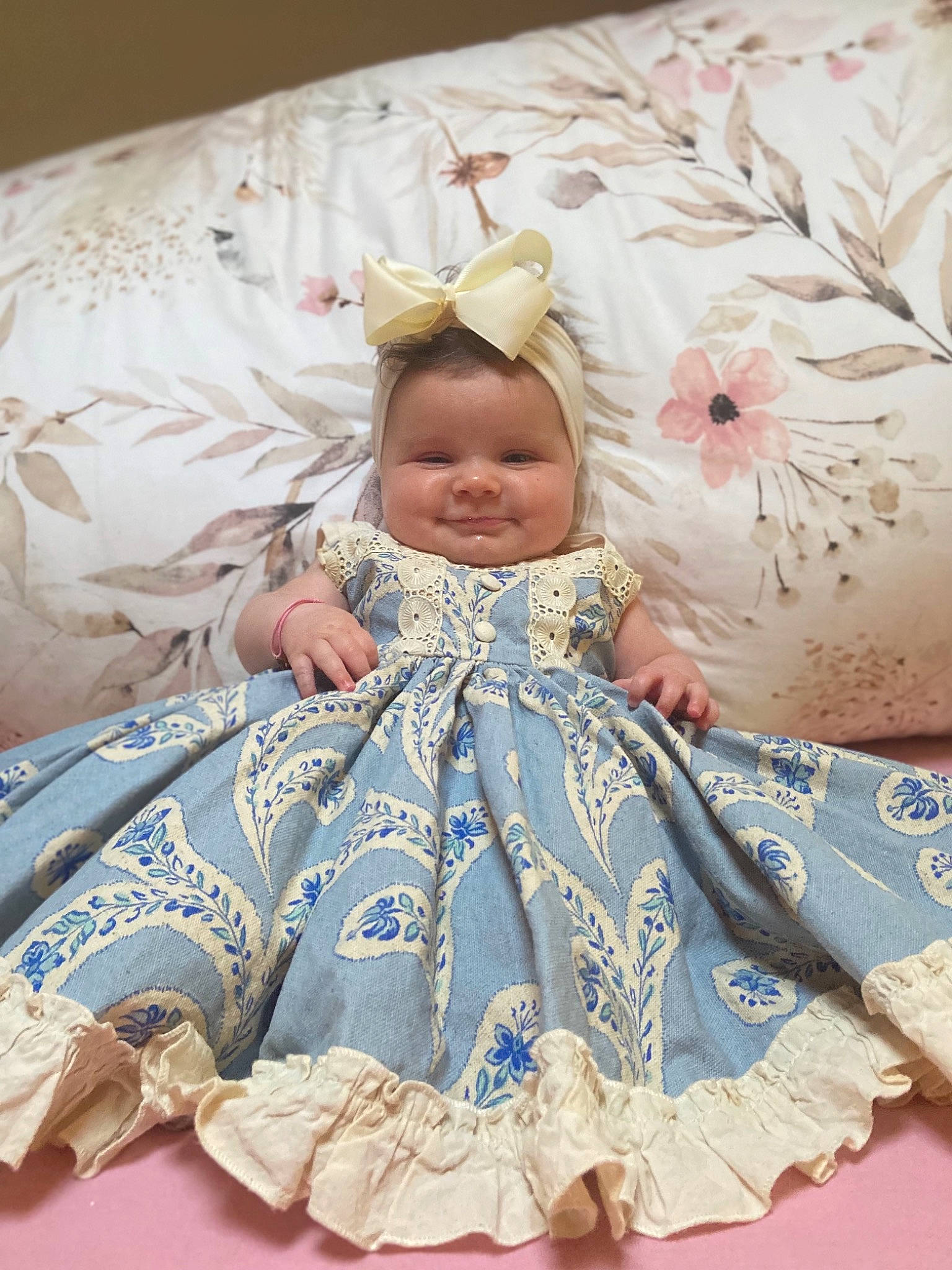 élie a rejoint le concours — aidez-le/la à gagner de superbes lots ! baby, baby_products, baby_toddler_clothing, bedding, cheek, child, comfort, dress, embellishment, event, face, headgear, joy, linens, pattern, person, pink, product, skin, sleeve