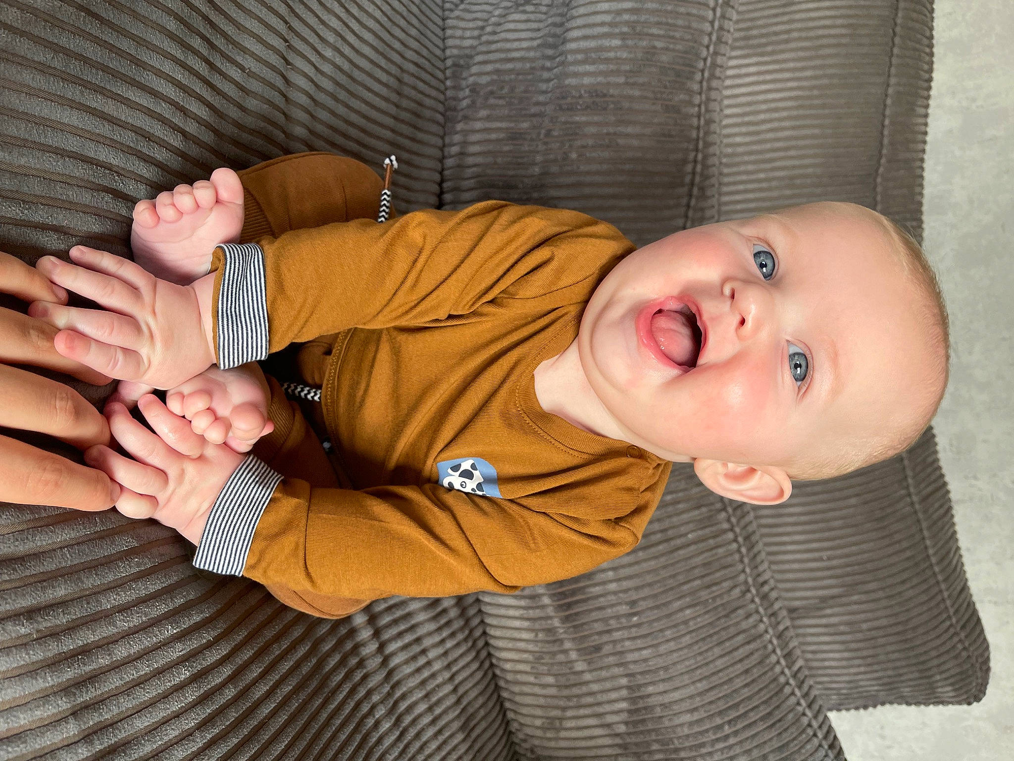 Noah a rejoint le concours — aidez-le/la à gagner de superbes lots ! baby, baby_toddler_clothing, cheek, child, collar, comfort, finger, gesture, hand, head, leg, mammal, mouth, person, product, skin, sleeve, smile, thumb, toddler