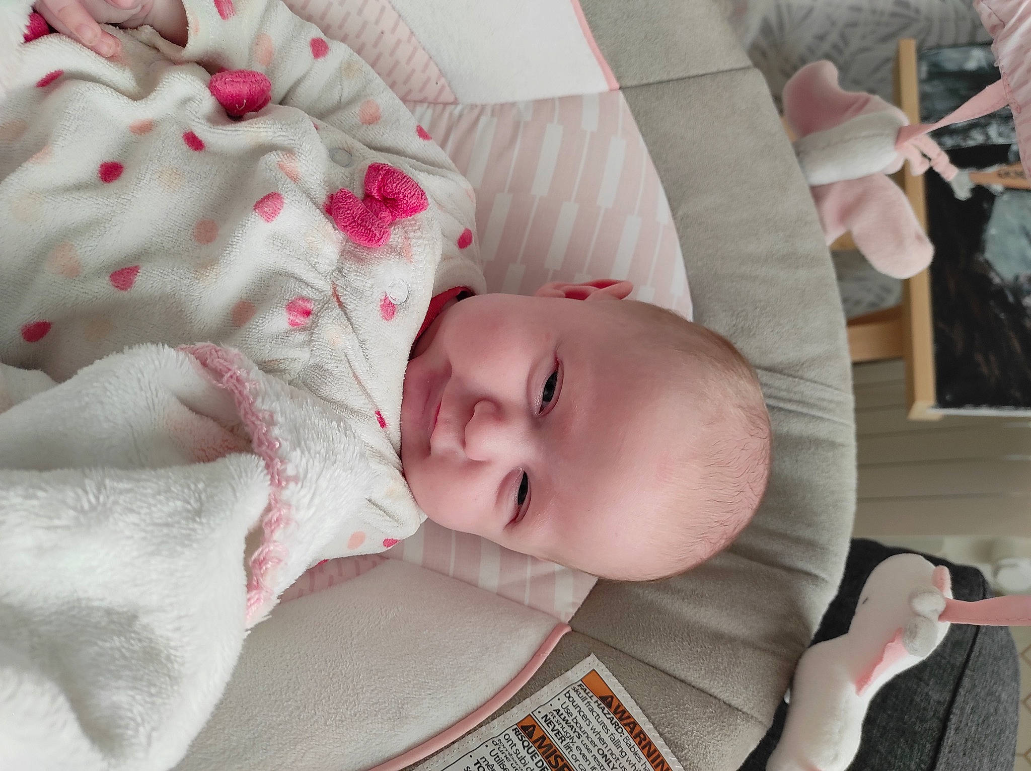 Émie a rejoint le concours — aidez-le/la à gagner de superbes lots ! baby, baby_products, baby_safety, baby_toddler_clothing, bedding, carmine, cheek, child, comfort, eye, eyelash, happy, linens, lip, pattern, person, pink, skin, smile, toddler