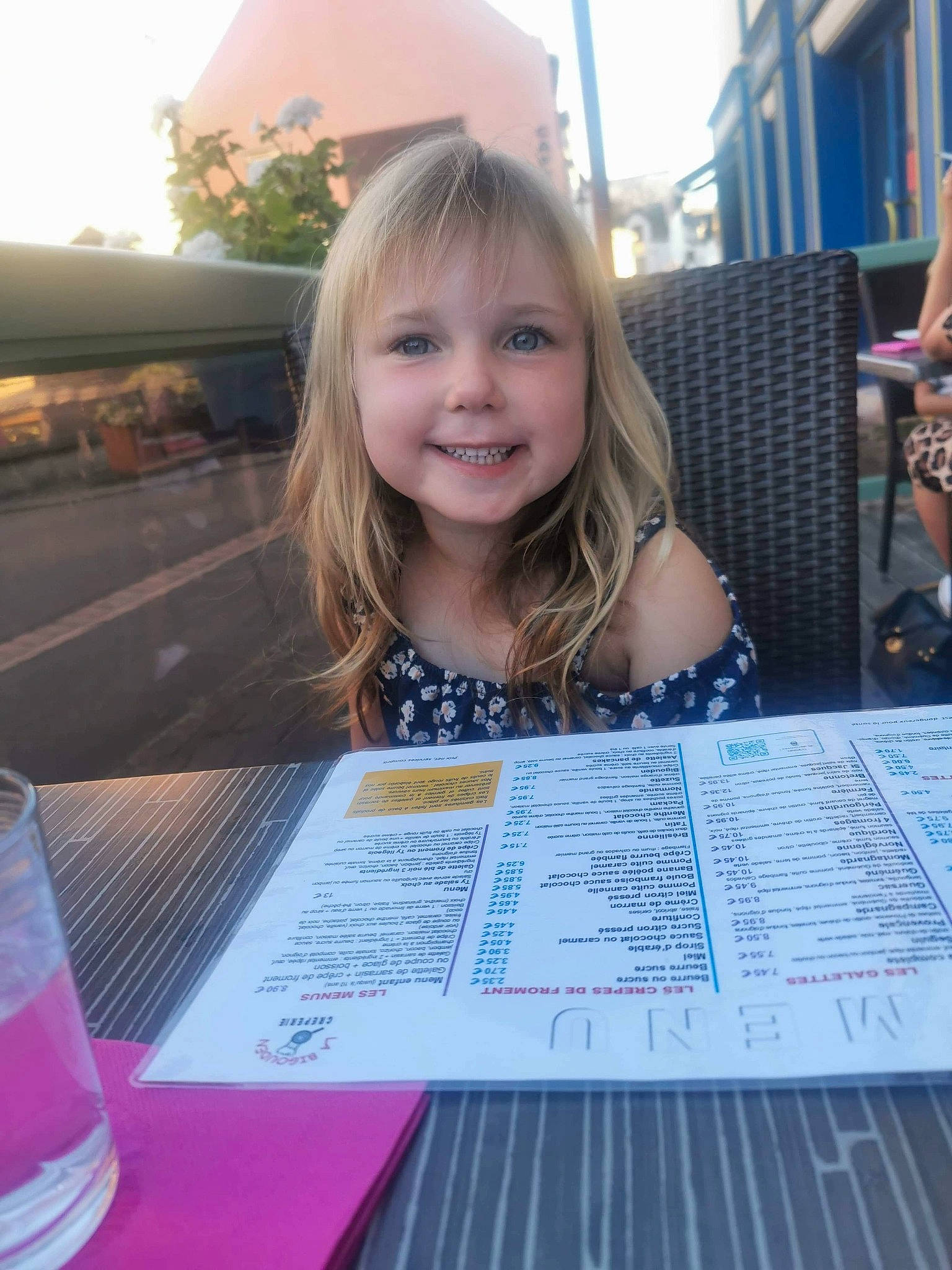 Rose participe au concours pour gagner de l'argent avec cette photo : blond, child, fun, joy, learning, person, reading, smile, summer, vacation