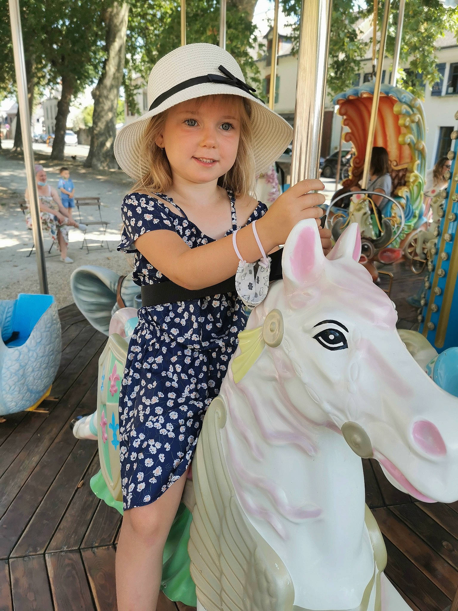 Rose a rejoint le concours — aidez-le/la à gagner de superbes lots ! amusement_park, amusement_ride, carousel, child, cowboy_hat, dress, fashion_accessory, fictional_character, fun, happy, hat, headgear, headwear, horse, joy, nonbuilding_structure, park, person, recreation, smile