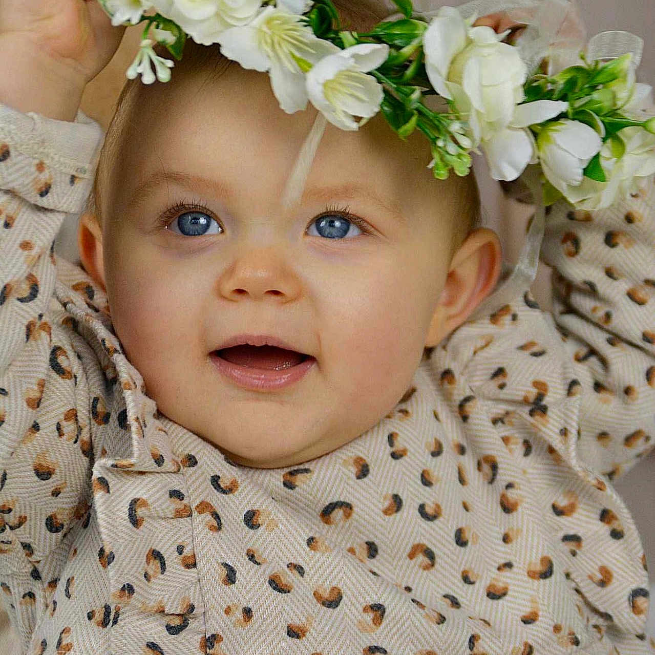 Mya participe au concours pour gagner de l'argent avec cette photo : accessories, baby, bodypart, clothing, face, finger, flower, flowerarrangement, flowerbouquet, hand, happy, hat, head, leaf, person, petal, photography, plant, portrait, smile