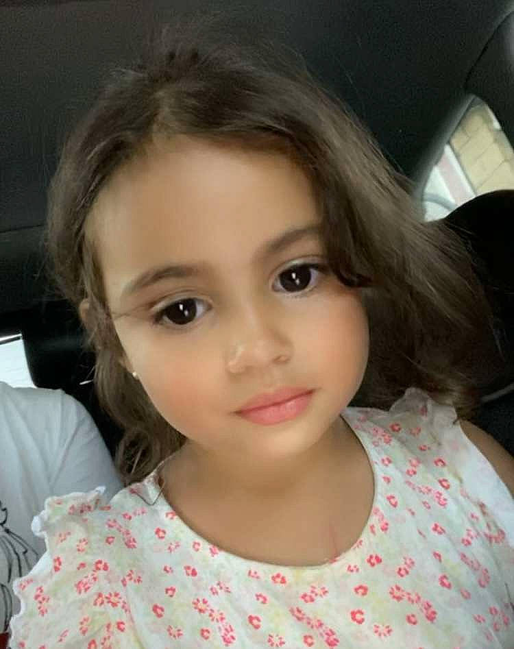 Zina a rejoint le concours — aidez-le/la à gagner de superbes lots ! black_hair, cheek, eye, eyebrow, eyelash, face, forehead, hair, happy, head, iris, jaw, lip, long_hair, neck, nose, person, shoulder, skin, sleeve