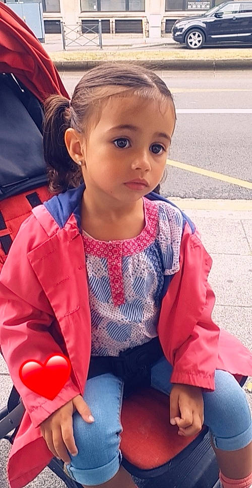 Zina participe au concours pour gagner de l'argent avec cette photo : baby_toddler_clothing, blond, child, chin, cool, electric_blue, face, fun, hair, hairstyle, happy, head, leisure, lip, neck, person, public_space, skin, sleeve, summer