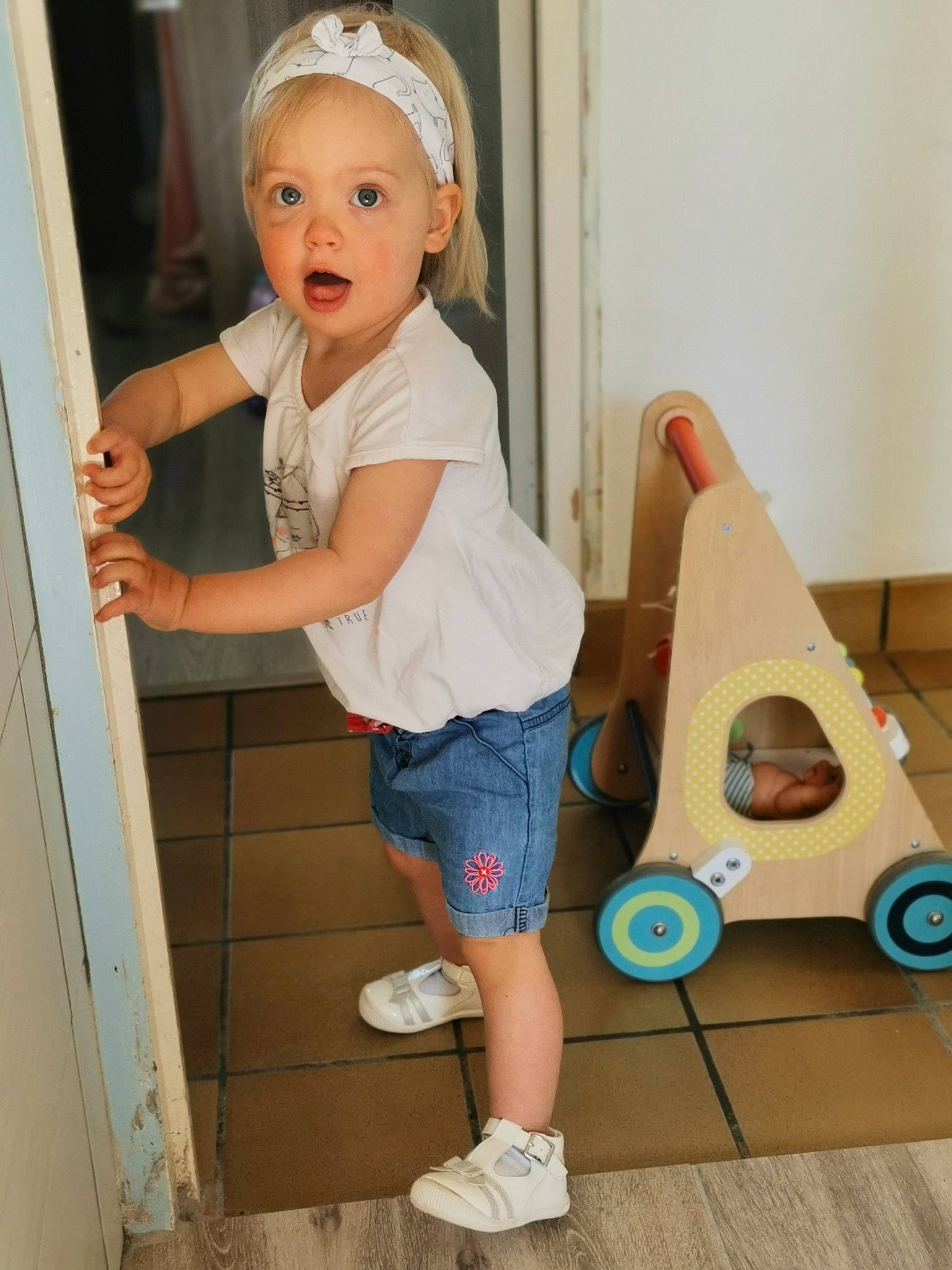 Zoé a rejoint le concours — aidez-le/la à gagner de superbes lots ! arm, baby_toddler_clothing, child, clothing, door, floor, fun, hat, joint, knee, leg, organ, people, person, pink, product, shorts, standing, surprise, thigh