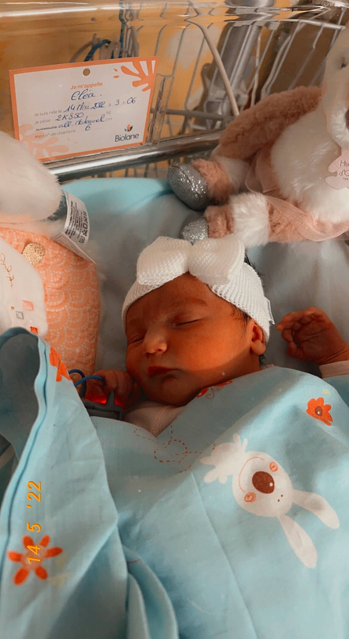 Eléa participe au concours pour gagner de l'argent avec cette photo : baby, baby_sleeping, bedding, child, comfort, event, health_care, health_care_provider, hospital, hospital_bed, linens, medical, medical_equipment, medical_procedure, patient, person, room, service, skin, textile