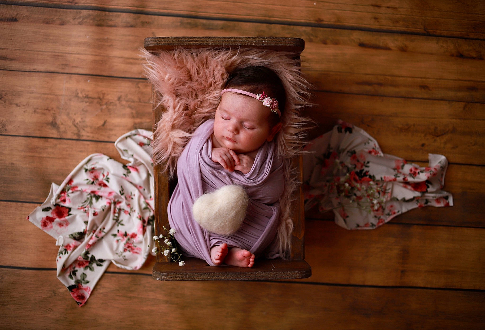 Eléa participe au concours pour gagner de l'argent avec cette photo : baby, baby_toddler_clothing, brown, cheek, child, comfort, eye, flash_photography, floor, flooring, happy, hardwood, head, laminate_flooring, person, pink, room, sitting, toddler, wood