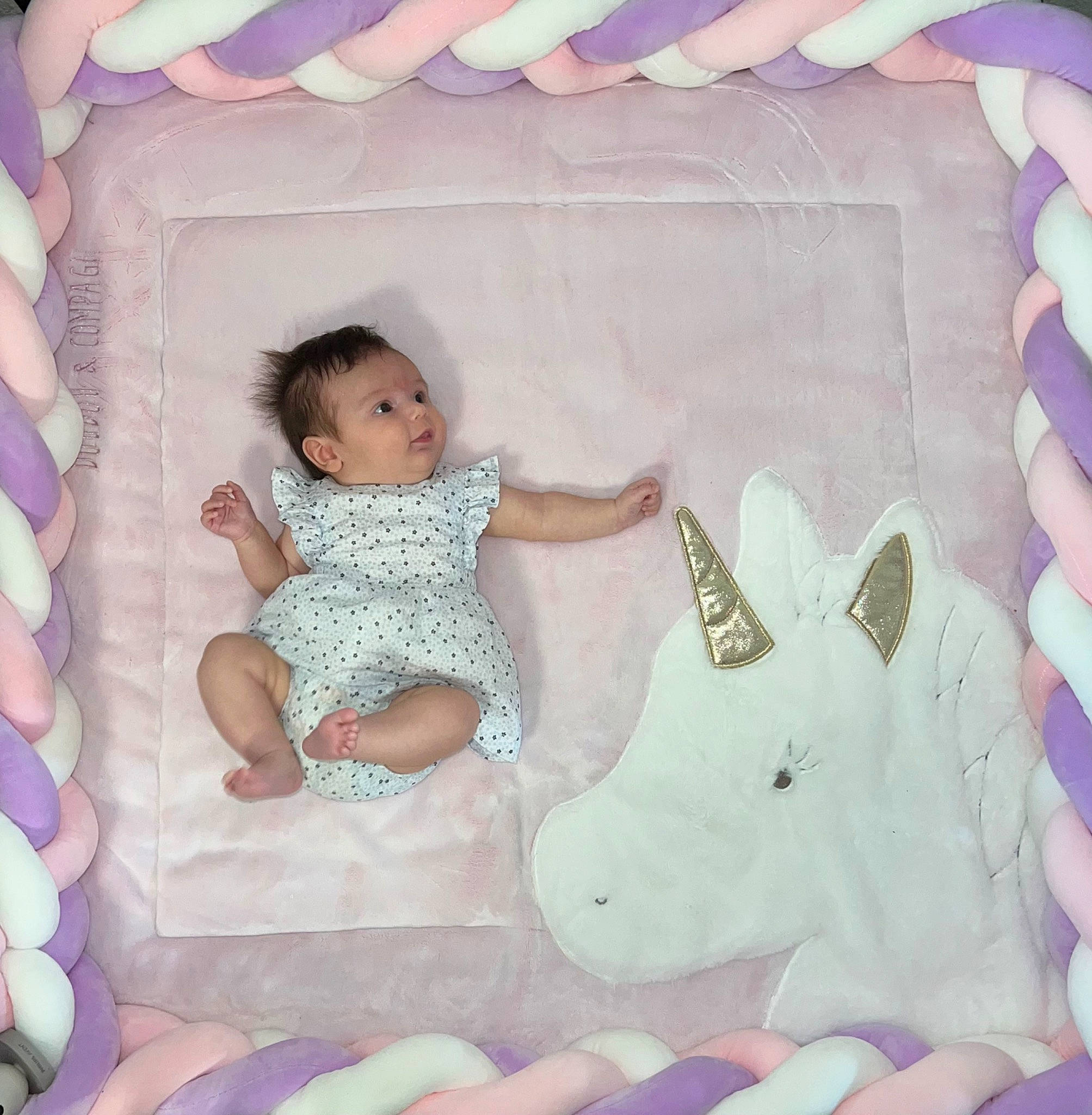 Eléa participe au concours pour gagner de l'argent avec cette photo : arm, baby, baby_toddler_clothing, beauty, comfort, creative_arts, finger, head, human_body, pattern, person, photograph, pink, product, purple, skin, sleeve, snapshot, textile, toddler