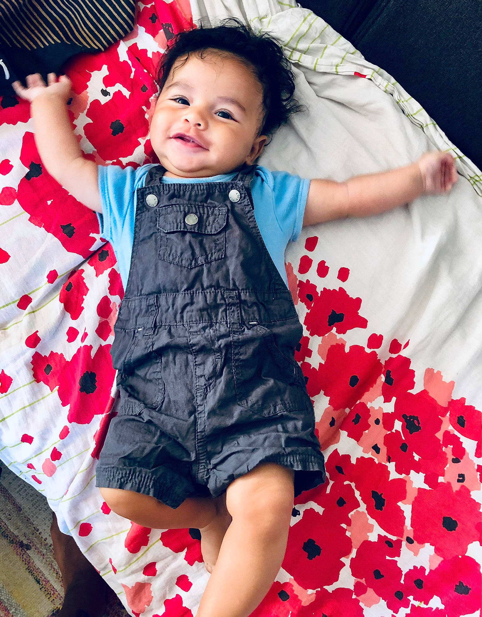 Djoulian a rejoint le concours — aidez-le/la à gagner de superbes lots ! arm, baby, baby_toddler_clothing, black, child, collar, face, fashion, flash_photography, happy, magenta, outerwear, people, person, pink, product, red, sleeve, t_shirt, textile