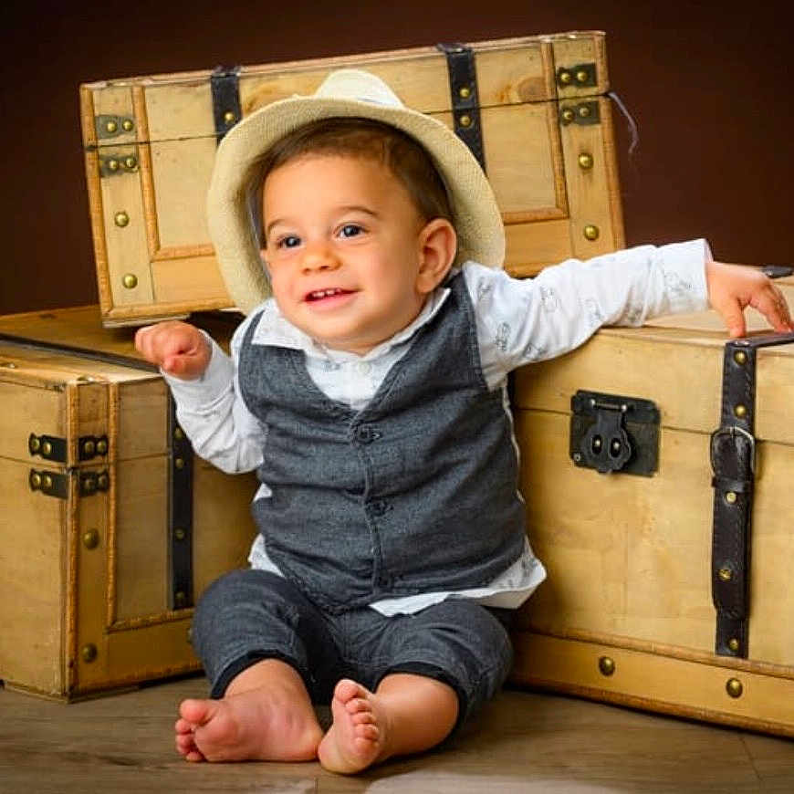 Lhenno a rejoint le concours — aidez-le/la à gagner de superbes lots ! accessory, baby, barefoot, child, fashion, happy, hat, luggage, playful, portrait, sitting, smile, studio_lighting, suitcase, toddler, travel, trunk, vest, vintage, wooden_floor