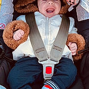 Lhenno a rejoint le concours — aidez-le/la à gagner de superbes lots ! baby, blanket, blue_socks, buckle, car_seat, child, closeup, clothing, cute, feet, fur_hood, hands, hooded_jacket, infant, laughing, plush_toy, portrait, seat_belt, smile, teddy_bear