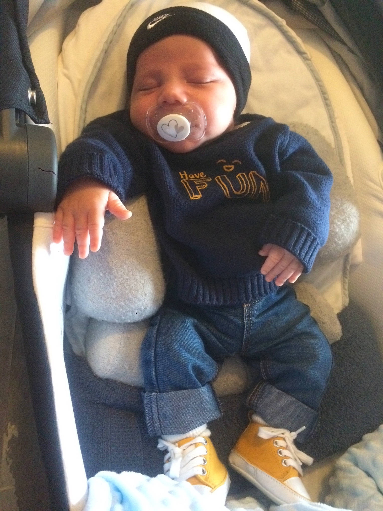 Illan a rejoint le concours — aidez-le/la à gagner de superbes lots ! baby, baby_in_car_seat, car_seat, child, comfort, fun, headwear, jeans, person, photography, selfie, sleep, toddler, vacation