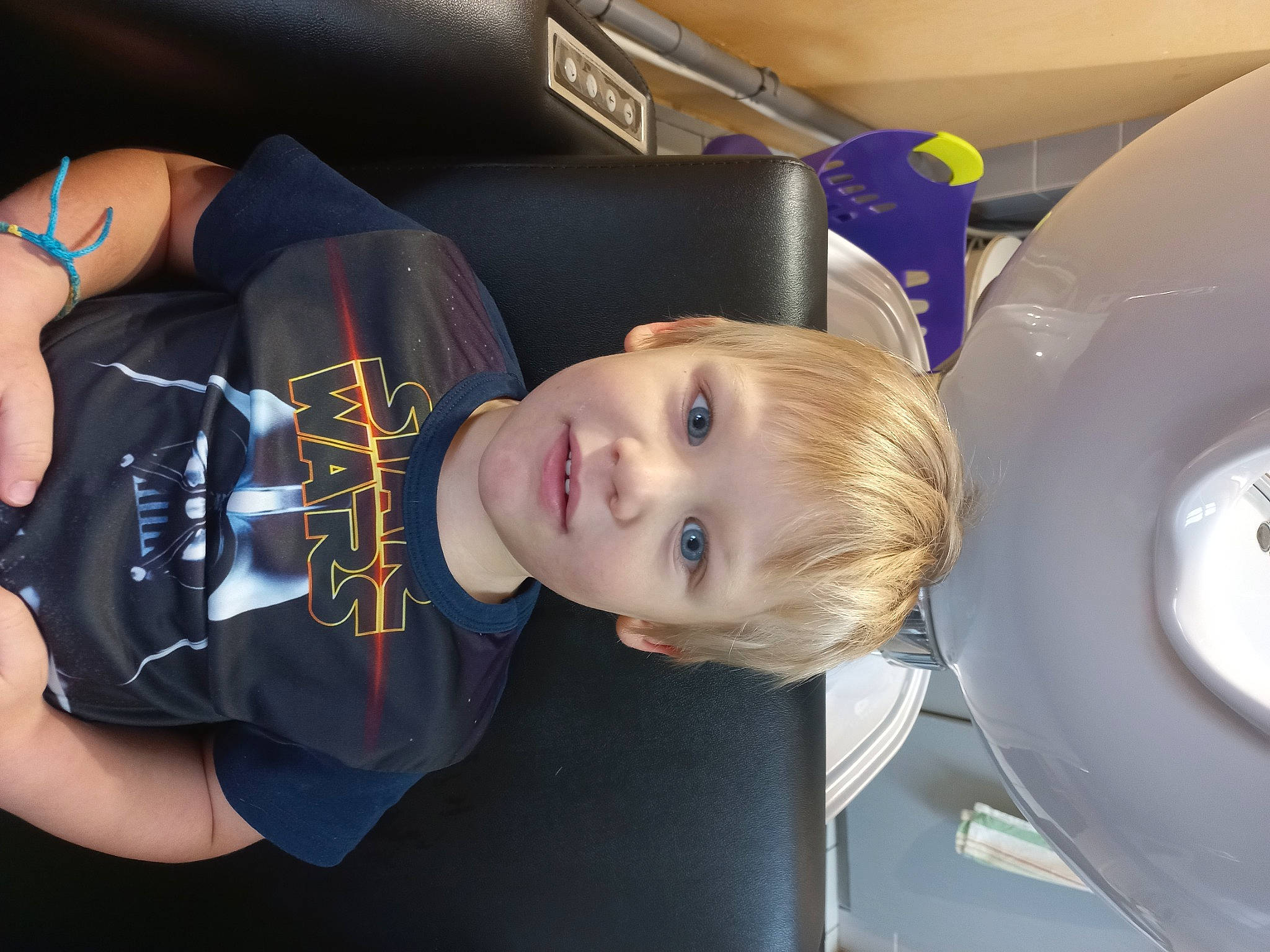 Emilien a rejoint le concours — aidez-le/la à gagner de superbes lots ! auto_part, automotive_design, automotive_exterior, automotive_tire, child, elbow, electric_blue, family_car, fun, luxury_vehicle, machine, motor_vehicle, person, personal_protective_equipment, service, smile, t_shirt, toddler, trunk, vehicle_door