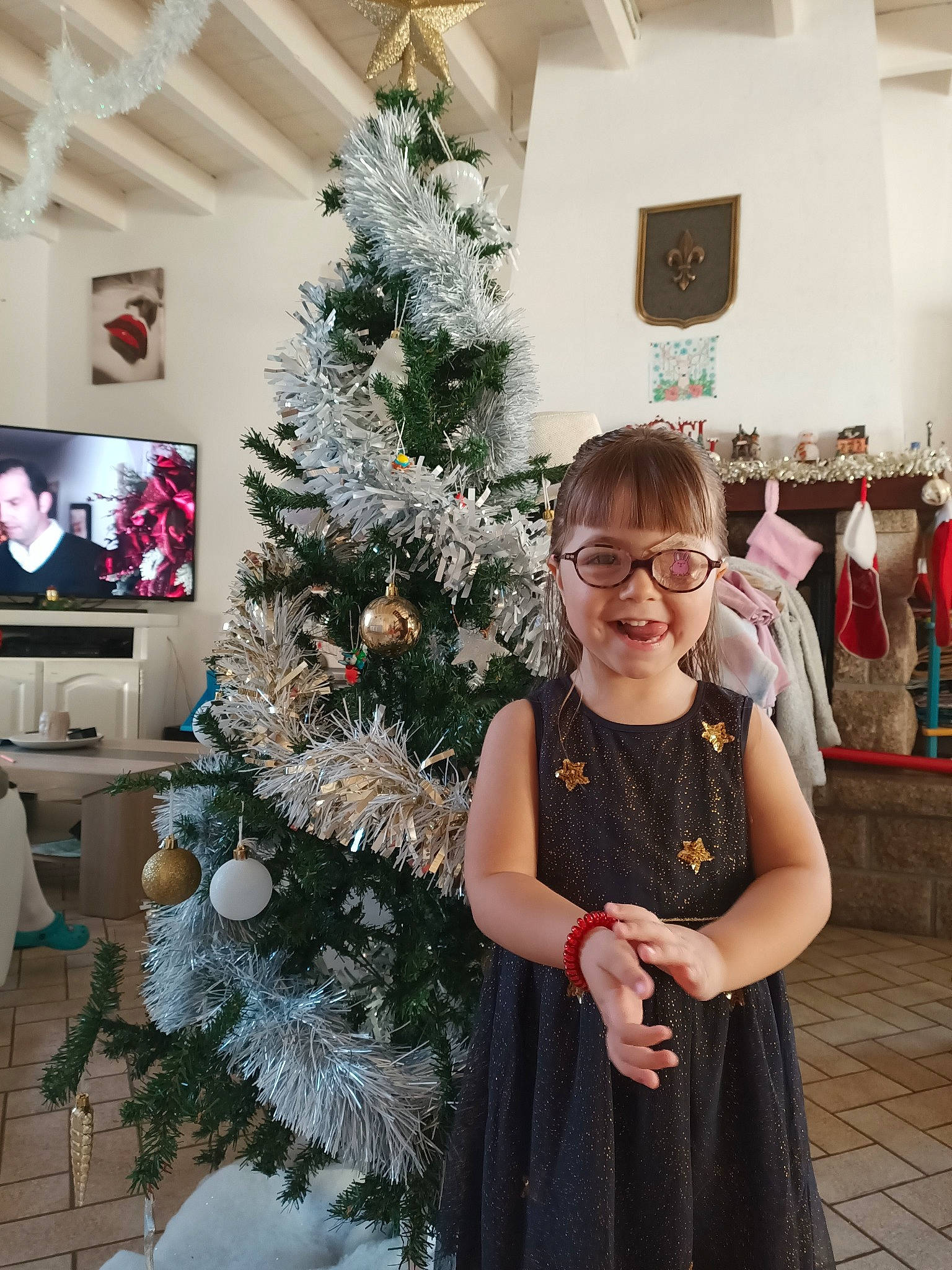 Naya participe au concours pour gagner de l'argent avec cette photo : christmas, christmas_decoration, christmas_ornament, christmas_tree, conifer, day_dress, event, evergreen, formal_wear, hairstyle, happy, holiday, holiday_ornament, joy, ornament, person, plant, smile, standing, toddler