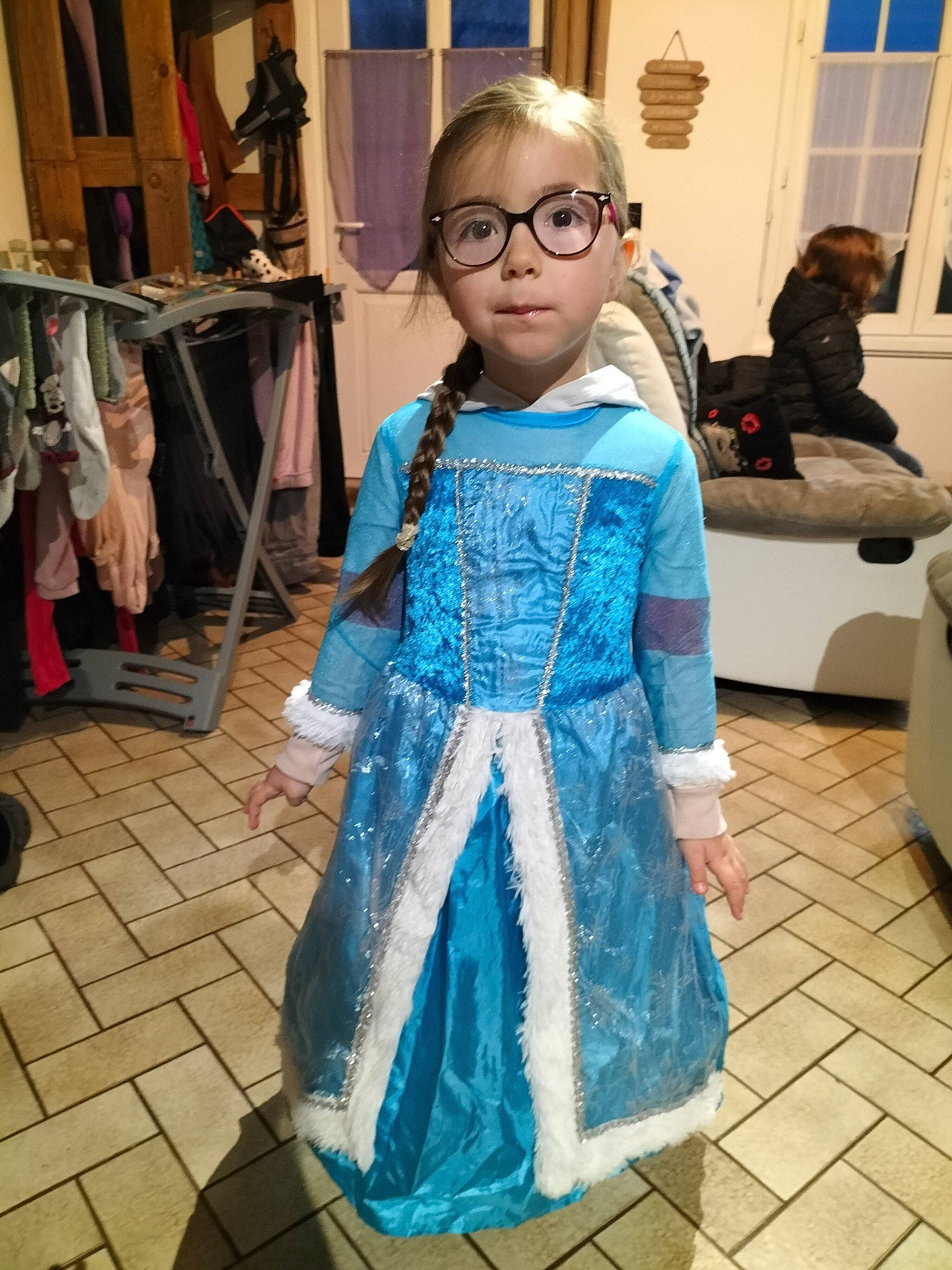 Naya participe au concours pour gagner de l'argent avec cette photo : baby_toddler_clothing, blue, child, costume, dress, electric_blue, event, eyewear, face, fashion_design, flooring, formal_wear, fun, hair, head, one_piece_garment, person, room, sleeve, snapshot