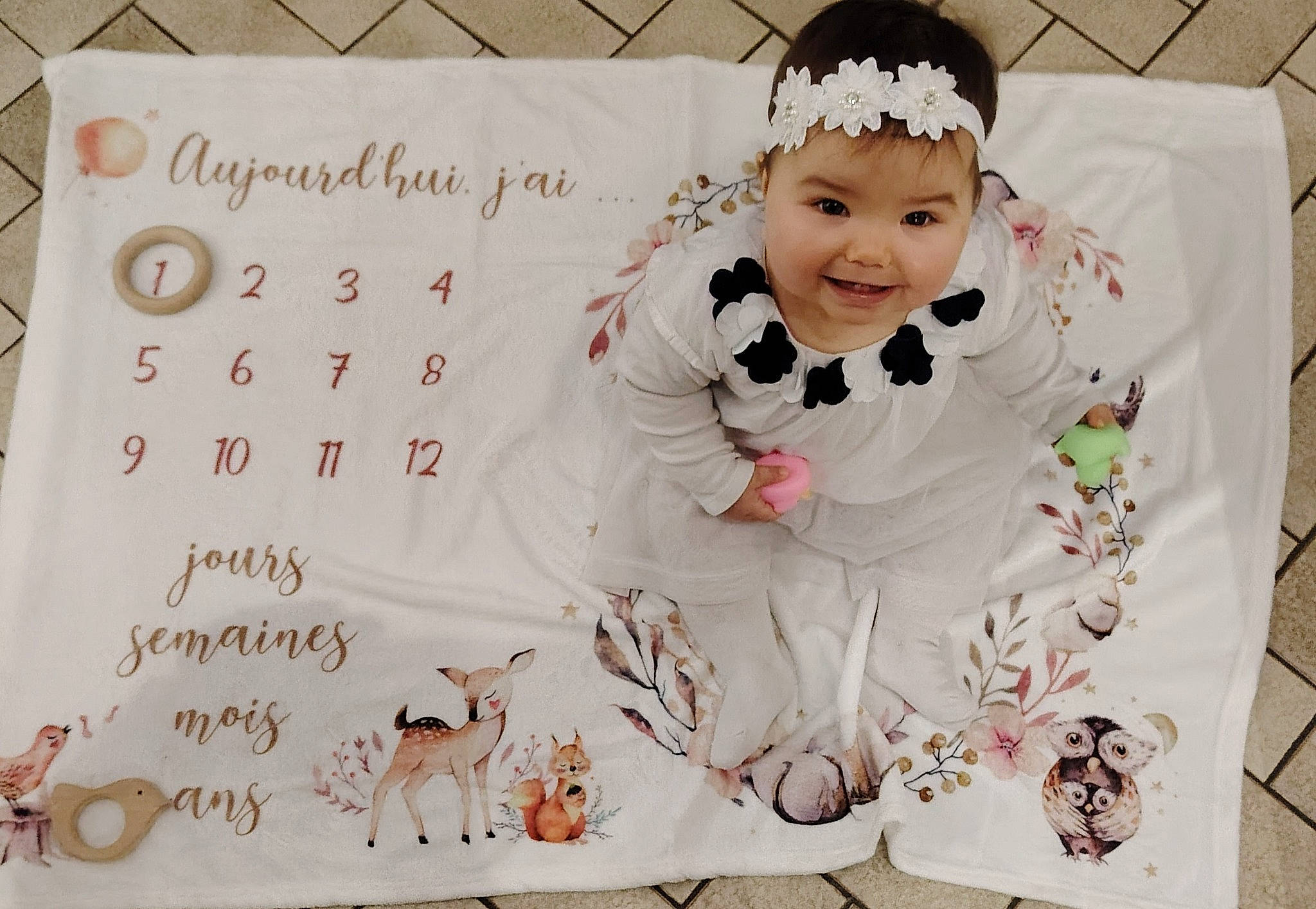 Bryanna a rejoint le concours — aidez-le/la à gagner de superbes lots ! baby_toddler_clothing, bow_tie, child, event, fashion_accessory, flooring, font, formal_wear, happy, headpiece, headwear, jewellery, joy, party_supply, pattern, peach, person, petal, pink, sleeve