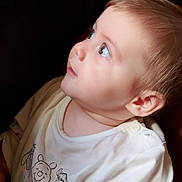 Cléorose participe au concours pour gagner de l'argent avec cette photo : baby, child, infant, face, profile, white_shirt, cartoon_characters, light_skin, short_hair, cute, curious, portrait, indoors, soft_light, closeup, expression, sitting, young, toddler, clothing