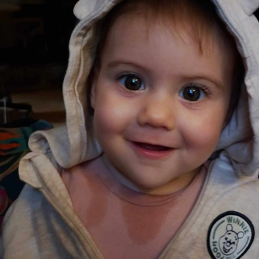 Cléorose a rejoint le concours — aidez-le/la à gagner de superbes lots ! apparel, baby, baby_face, child, clothing, cozy, cute, eyes, face, happy, hood, hoodie, indoor, person, portrait, smile, toddler, warm_lighting, young_child, zipper