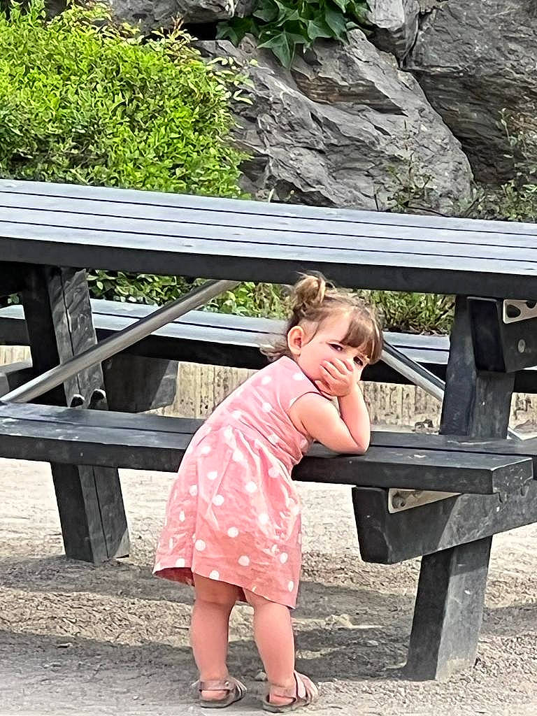 Maëlys participe au concours pour gagner de l'argent avec cette photo : bench, botany, fun, grass, human_leg, leaf, leg, leisure, magenta, nature, outdoor_bench, outdoor_furniture, people_in_nature, person, recreation, sitting, spring, standing, summer, toddler