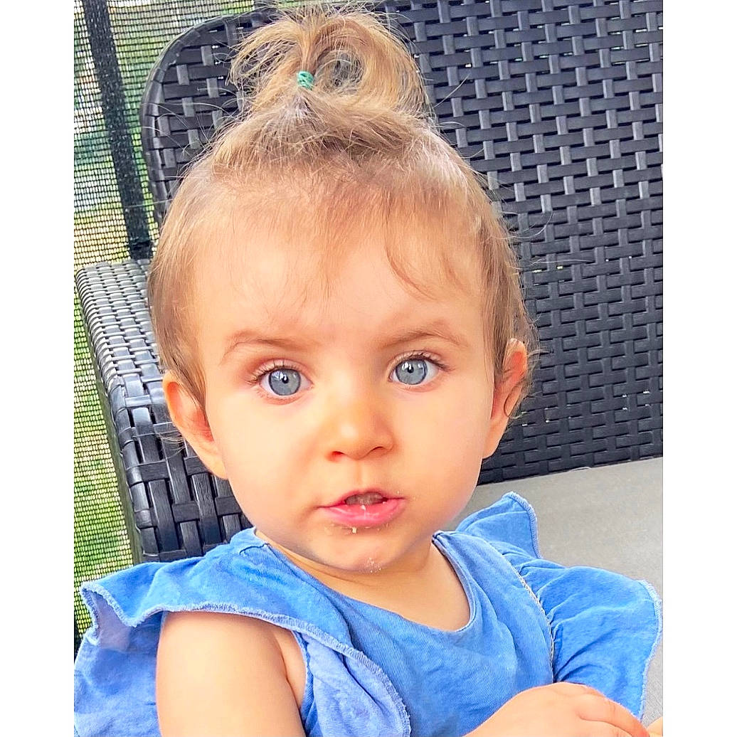 Maëlys a rejoint le concours — aidez-le/la à gagner de superbes lots ! baby_toddler_clothing, blue, chin, clothing, cool, ear, electric_blue, eye, eyebrow, eyelash, face, forehead, hairstyle, happy, head, iris, nose, person, skin, sleeve