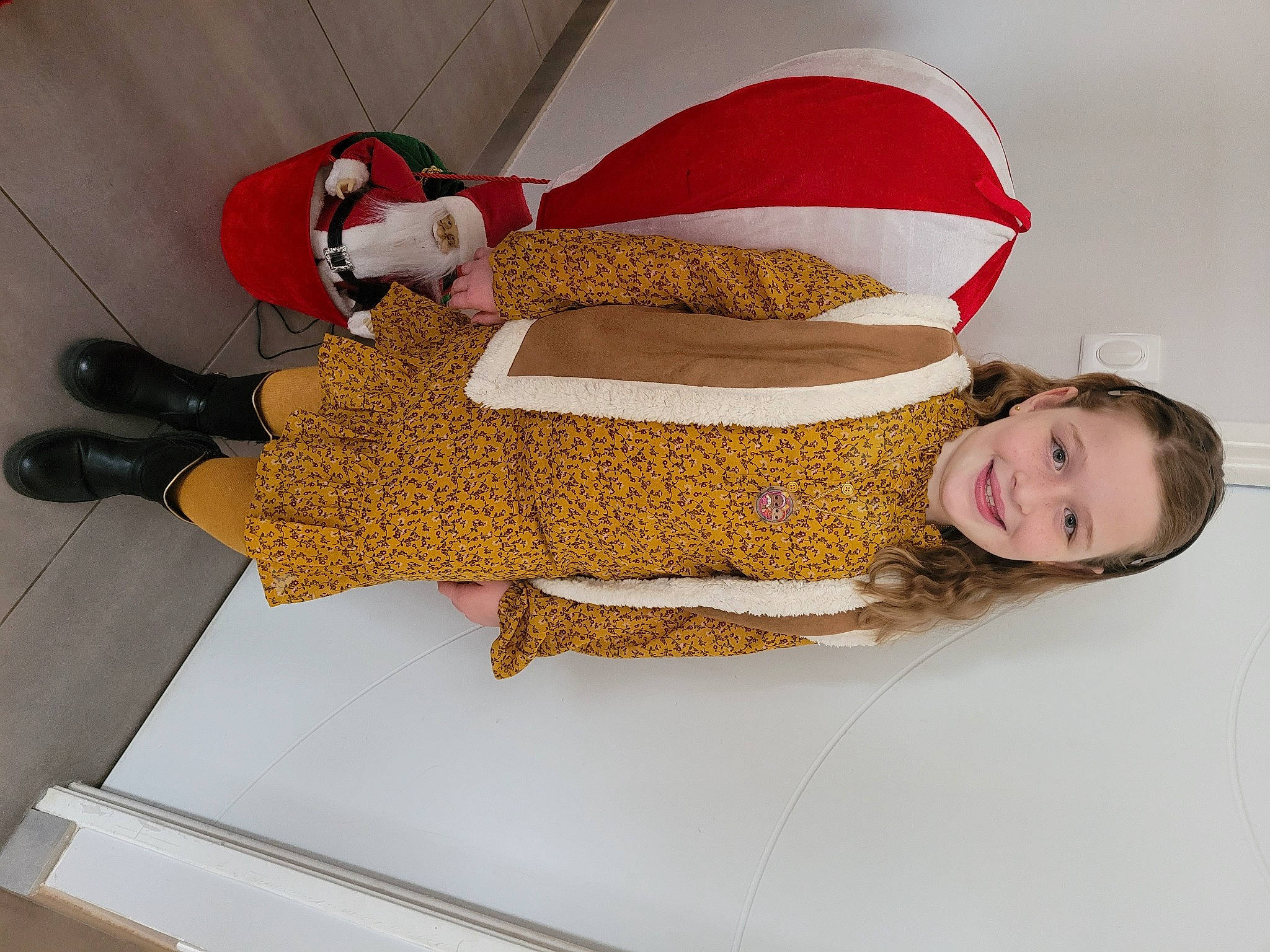 Emma a rejoint le concours — aidez-le/la à gagner de superbes lots ! carmine, christmas, christmas_eve, comfort, costume_hat, doll, fictional_character, fur, hair, happy, head, human_leg, joy, lap, person, room, santa_claus, sitting, smile, stuffed_toy