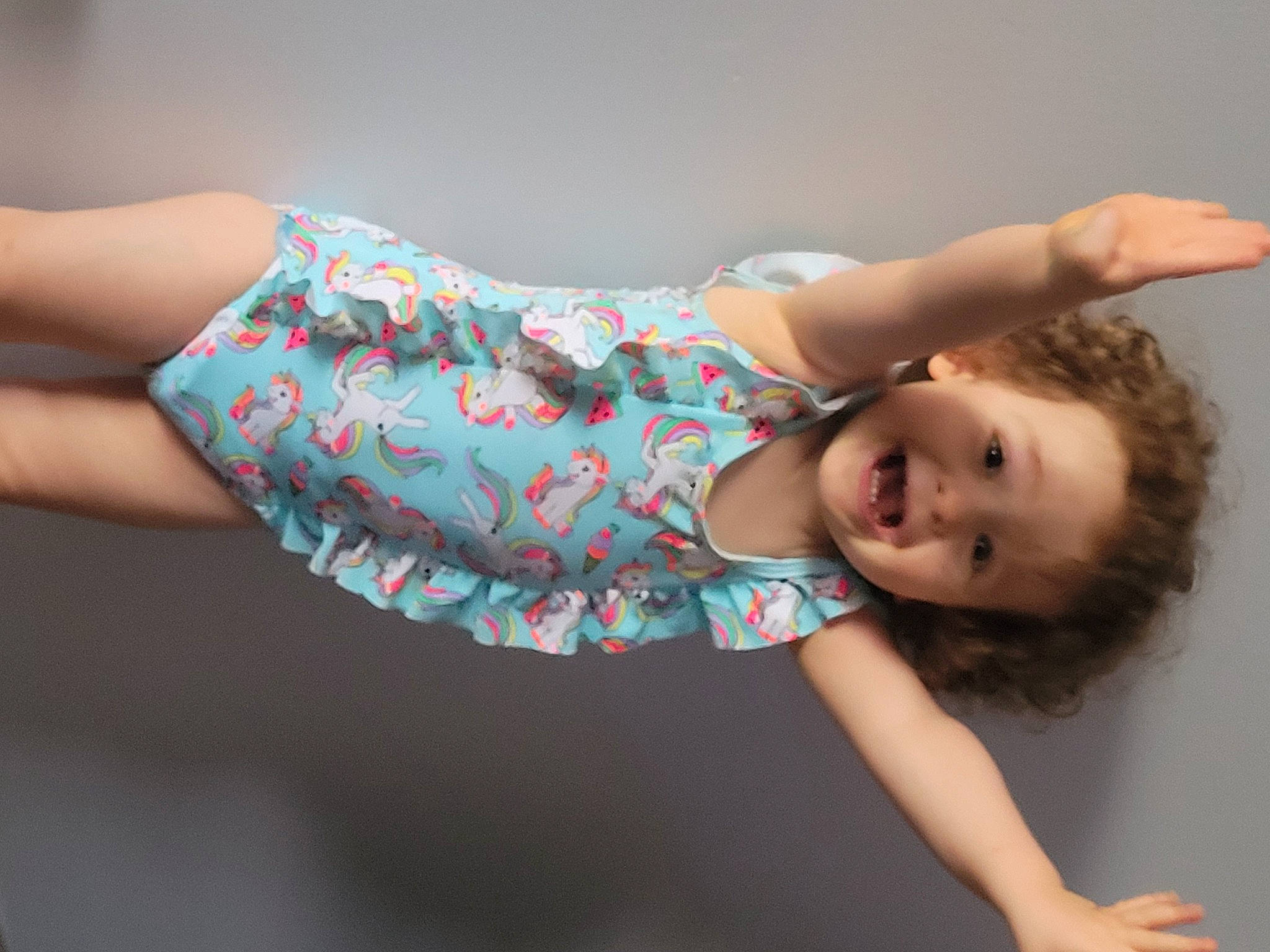 Margaux participe au concours pour gagner de l'argent avec cette photo : arm, elbow, facial_expression, flash_photography, gesture, hairstyle, human_body, joint, joy, knee, leg, lip, muscle, neck, person, pink, shoulder, skin, sleeve, smile