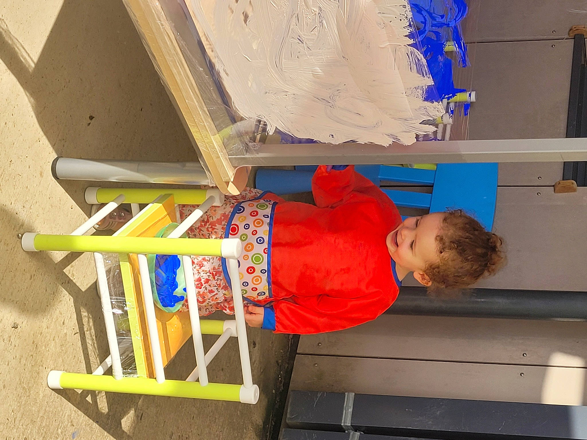 Margaux a rejoint le concours — aidez-le/la à gagner de superbes lots ! baby_toddler_clothing, balance, composite_material, electric_blue, engineering, fun, leisure, paint, person, t_shirt, toddler, wood