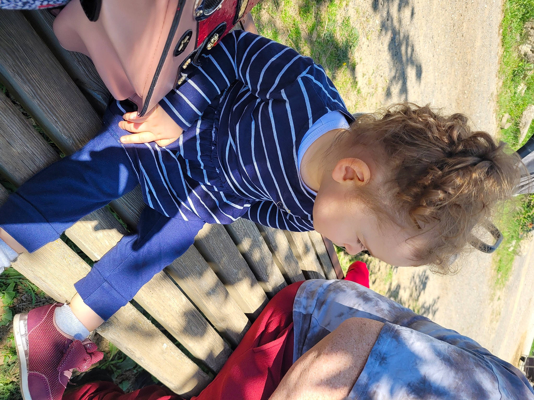 Margaux a rejoint le concours — aidez-le/la à gagner de superbes lots ! baby, baby_products, child, cool, electric_blue, fun, grass, leisure, pattern, person, plant, play, recreation, sitting, soil, sunglasses, toddler, tree, vacation, vertebrate