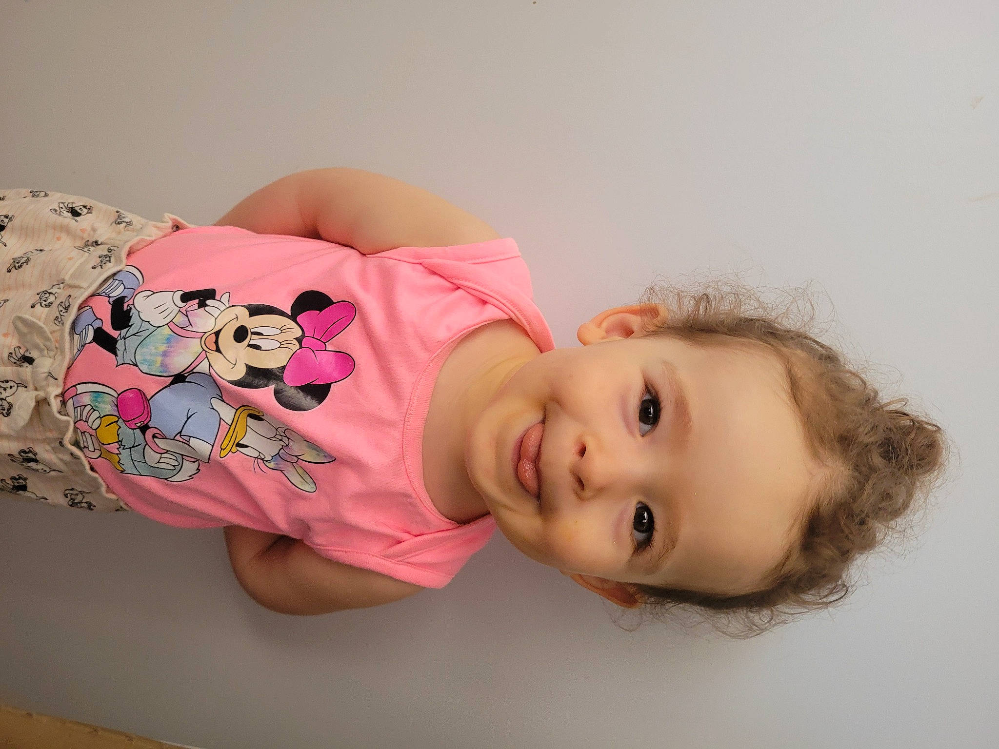 Margaux participe au concours pour gagner de l'argent avec cette photo : baby, baby_products, baby_toddler_clothing, cheek, child, eyelash, face, happy, hat, joy, lip, magenta, pattern, person, portrait_photography, room, skin, sleeve, smile, t_shirt