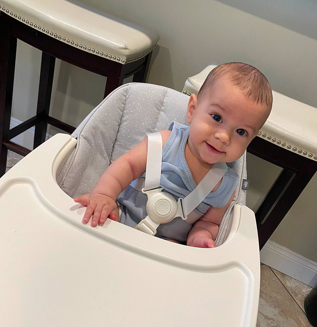 Kal-el is registered to the contest to win money with this photo: auto_part, automotive_design, automotive_exterior, baby, baby_products, baby_safety, baby_toddler_clothing, car_seat, child, comfort, family_car, happy, person, room, service, sitting, sleeve, smile, t_shirt, toddler