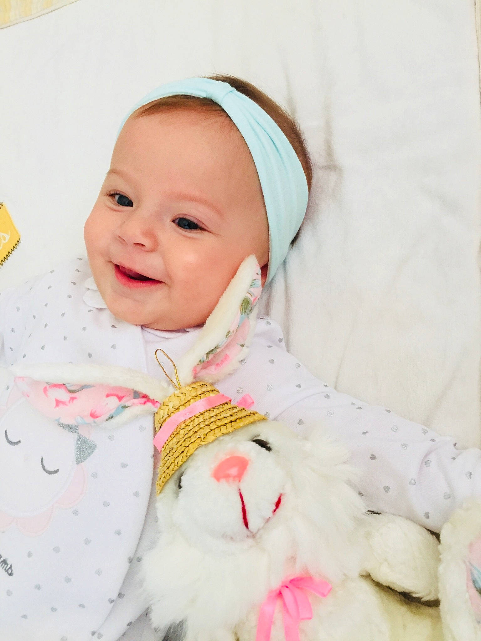 Merlin a rejoint le concours — aidez-le/la à gagner de superbes lots ! baby, baby_toddler_clothing, cheek, child, ear, facial_expression, fashion_accessory, hair_accessory, happy, head, headband, headgear, outerwear, person, pink, skin, smile, toddler, yellow