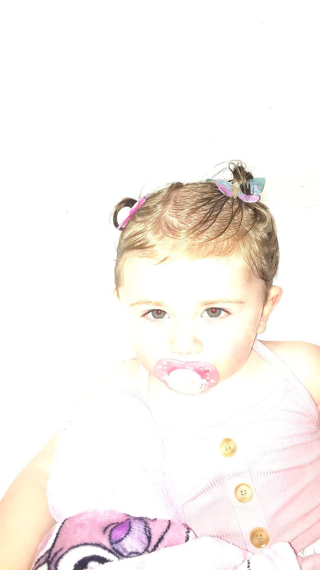 Freya participe au concours pour gagner de l'argent avec cette photo : baby, baby_toddler_clothing, cheek, child, chin, dress, ear, eye, eyebrow, eyelash, grass, happy, iris, lip, neck, nose, person, pink, skin, sleeve