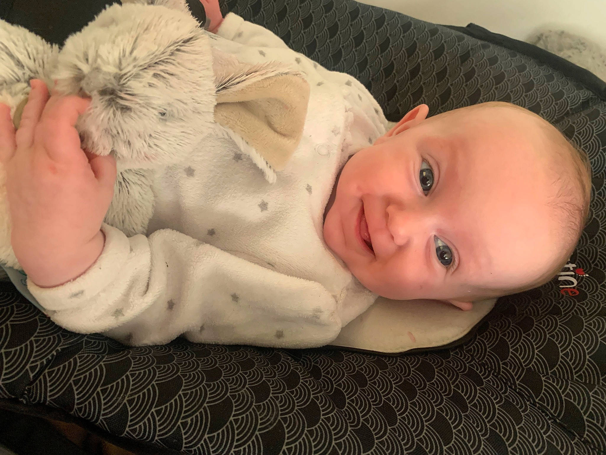 Myla a rejoint le concours — aidez-le/la à gagner de superbes lots ! baby, baby_toddler_clothing, blond, cheek, comfort, dress, eye, hand, hat, headgear, human_body, iris, linens, lip, nose, person, skin, sleeve, smile, toddler