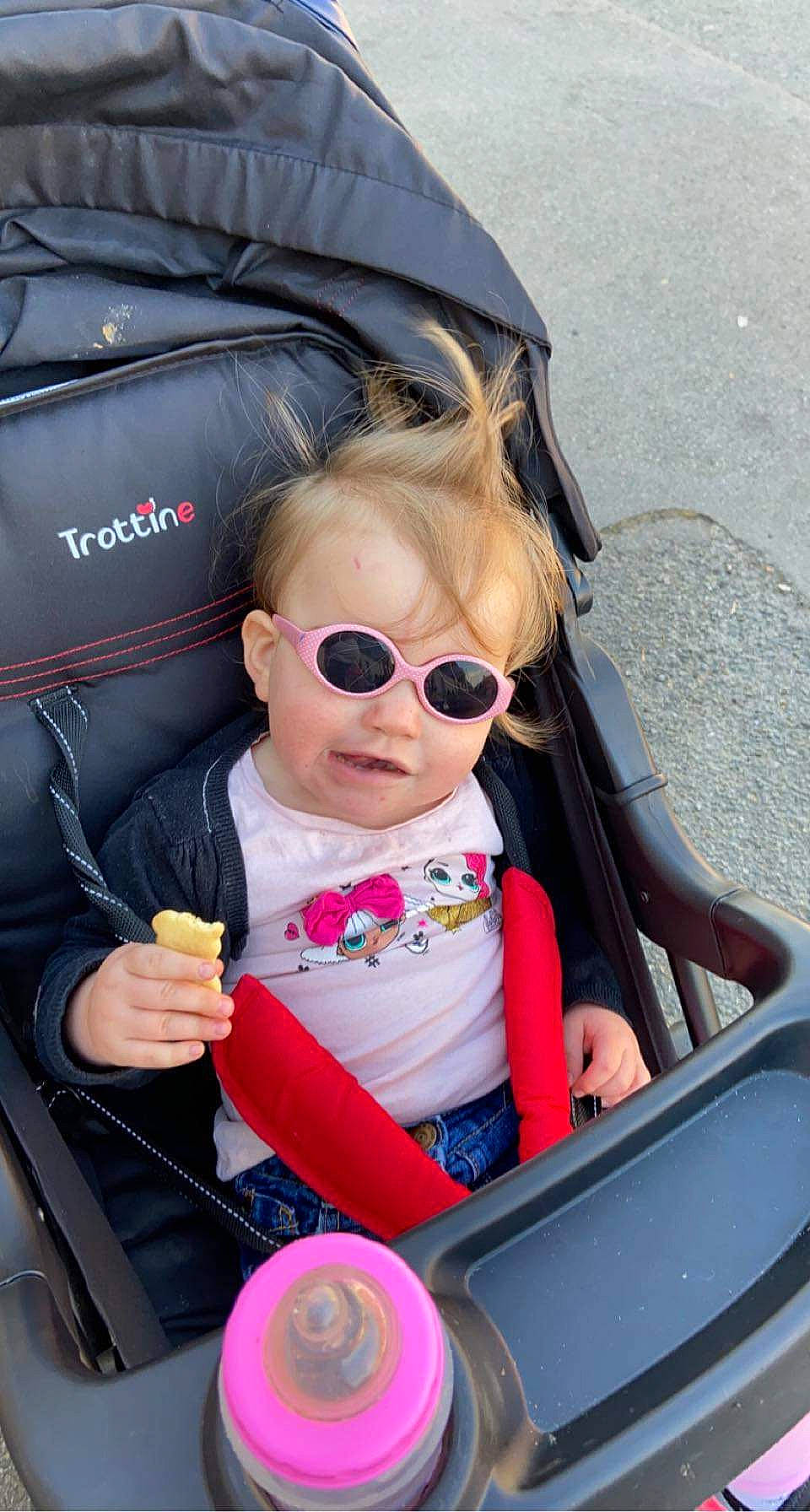 Kelyana participe au concours pour gagner de l'argent avec cette photo : baby, baby_carriage, car_seat, cheek, child, eyewear, face, facial_expression, glasses, goggles, hairstyle, motor_vehicle, person, pink, product, seat_belt, skin, sunglasses, toddler, vehicle_door
