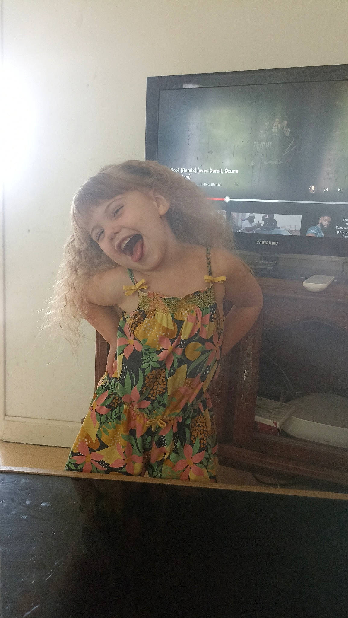 Kelyana participe au concours pour gagner de l'argent avec cette photo : blond, child, display_device, eye, flash_photography, flooring, fun, happy, human_body, human_leg, led_backlit_lcd_display, long_hair, person, sitting, smile, television, television_set, thigh, toddler, vehicle_door