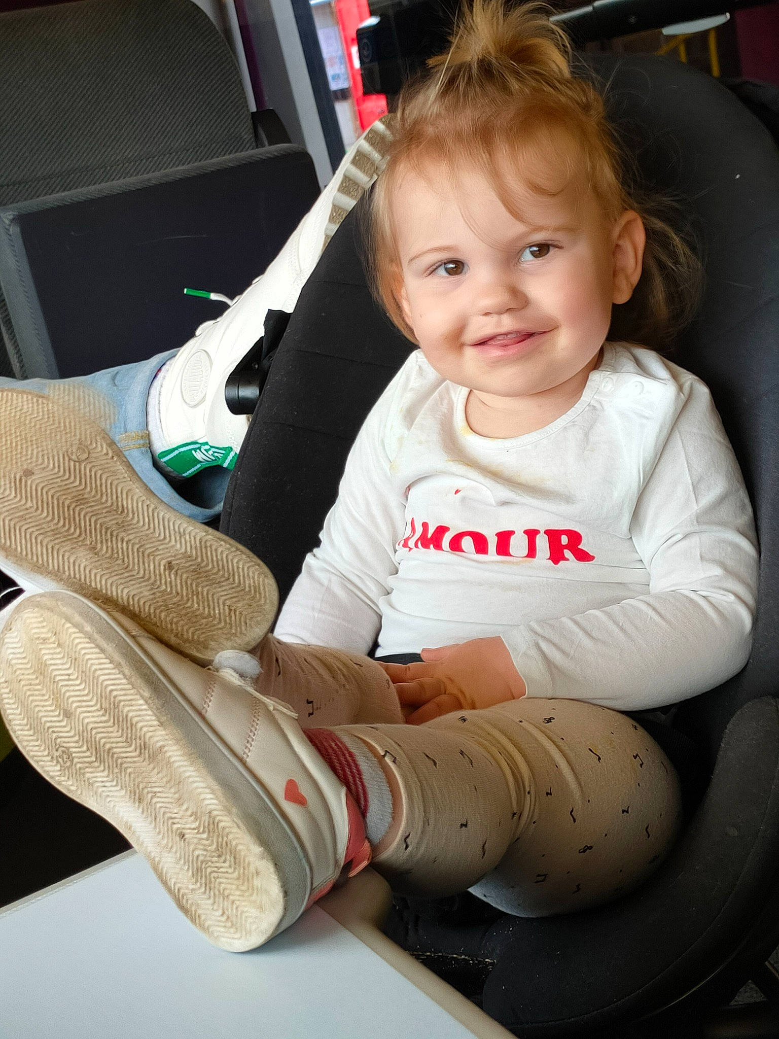 Kelyana participe au concours pour gagner de l'argent avec cette photo : automotive_design, baby, baby_carriage, baby_toddler_clothing, child, comfort, elbow, finger, hairstyle, human_leg, joy, knee, lap, leg, mammal, person, smile, sneakers, steering_wheel, thigh