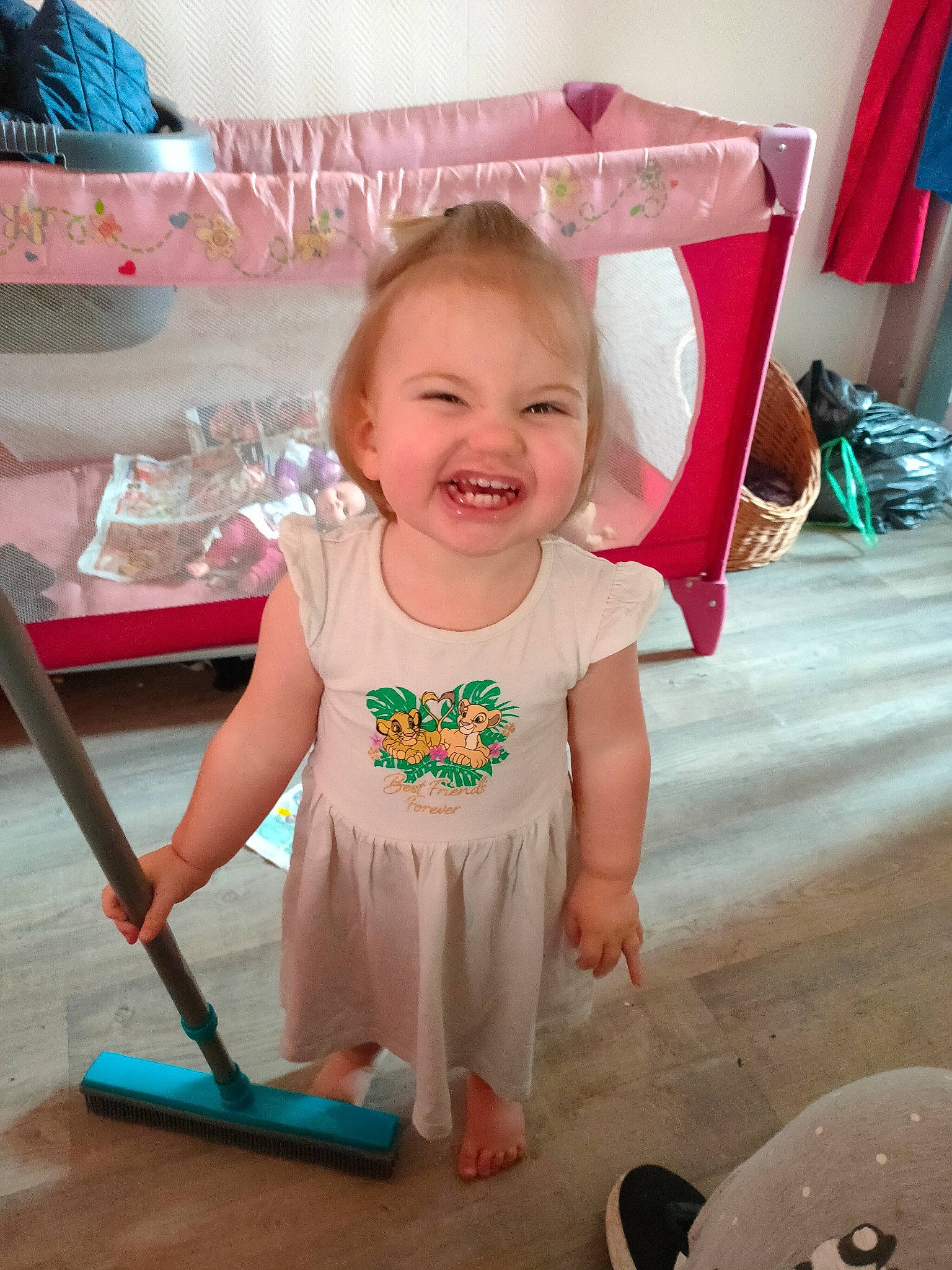 Kelyana a rejoint le concours — aidez-le/la à gagner de superbes lots ! baby, baby_toddler_clothing, beauty, child, flooring, fun, happy, joy, magenta, person, photograph, pink, product, red, shorts, skin, smile, snapshot, standing, t_shirt