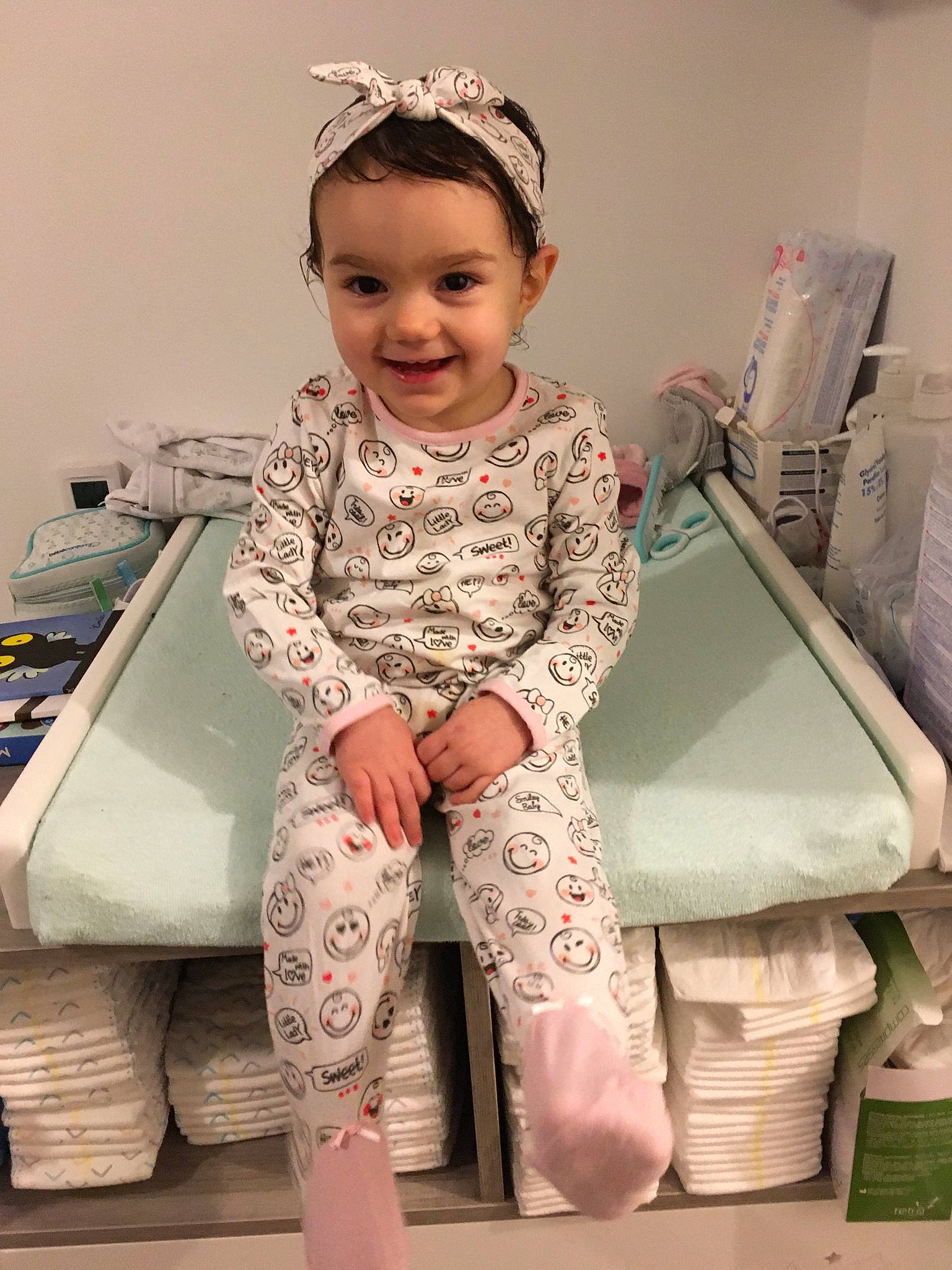 Manon participe au concours pour gagner de l'argent avec cette photo : baby, baby_toddler_clothing, child, hair_accessory, headband, headpiece, joy, leggings, person, pink, sitting, sleeve, toddler