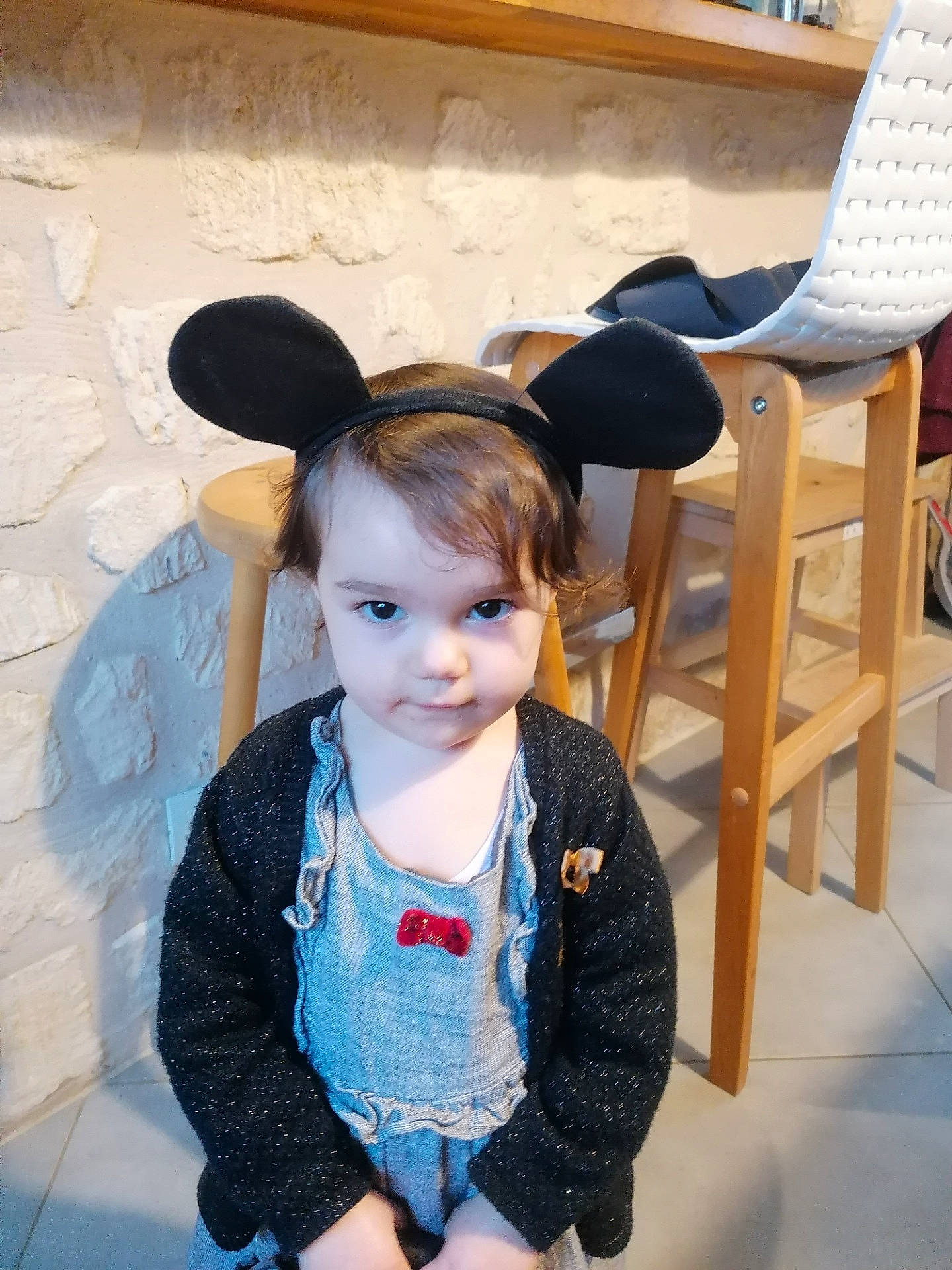 Manon participe au concours pour gagner de l'argent avec cette photo : black_hair, child, ear, eye, fashion_accessory, hair, head, headgear, organ, outerwear, person, skin, toddler, vacation