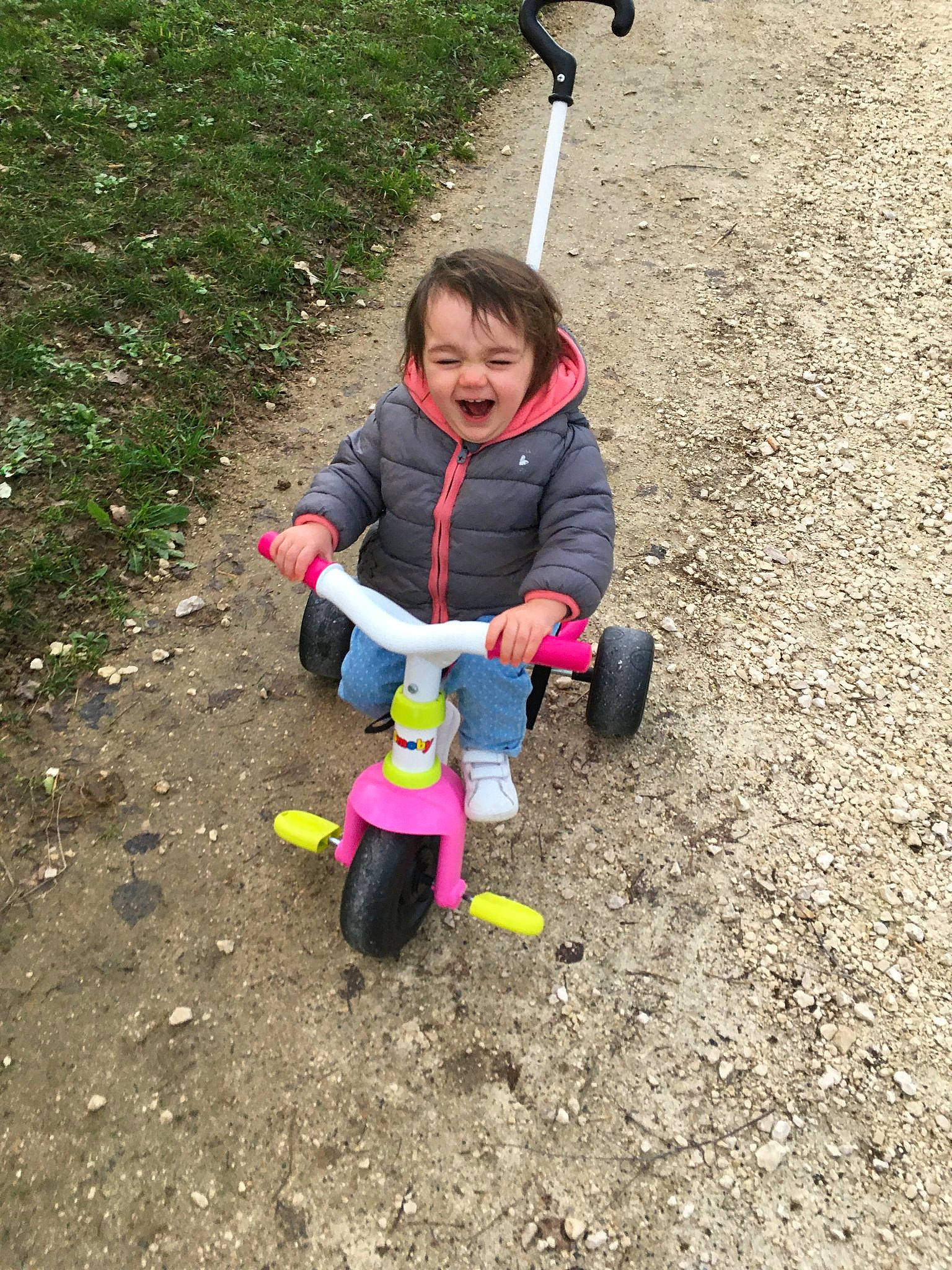 Manon a rejoint le concours — aidez-le/la à gagner de superbes lots ! child, fun, outdoor_play_equipment, person, play, playground, recreation, soil, toddler, vehicle