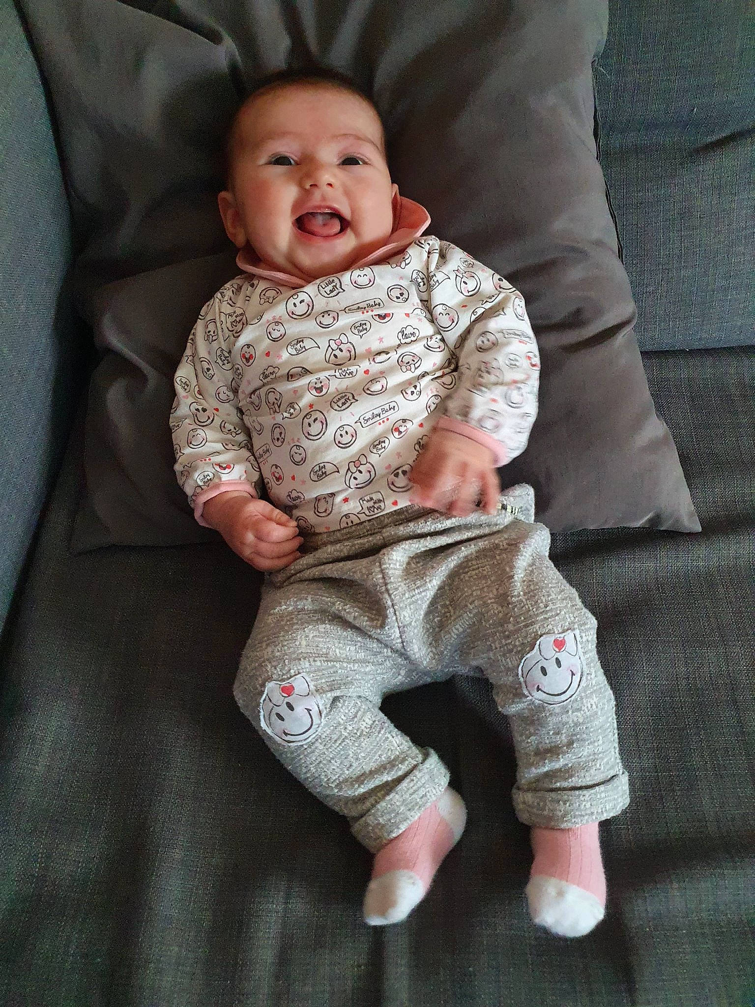 Giulia a rejoint le concours — aidez-le/la à gagner de superbes lots ! arm, baby, baby_toddler_clothing, barefoot, cheek, child, leg, pajamas, person, sitting, skin, sleeve, smile, toddler