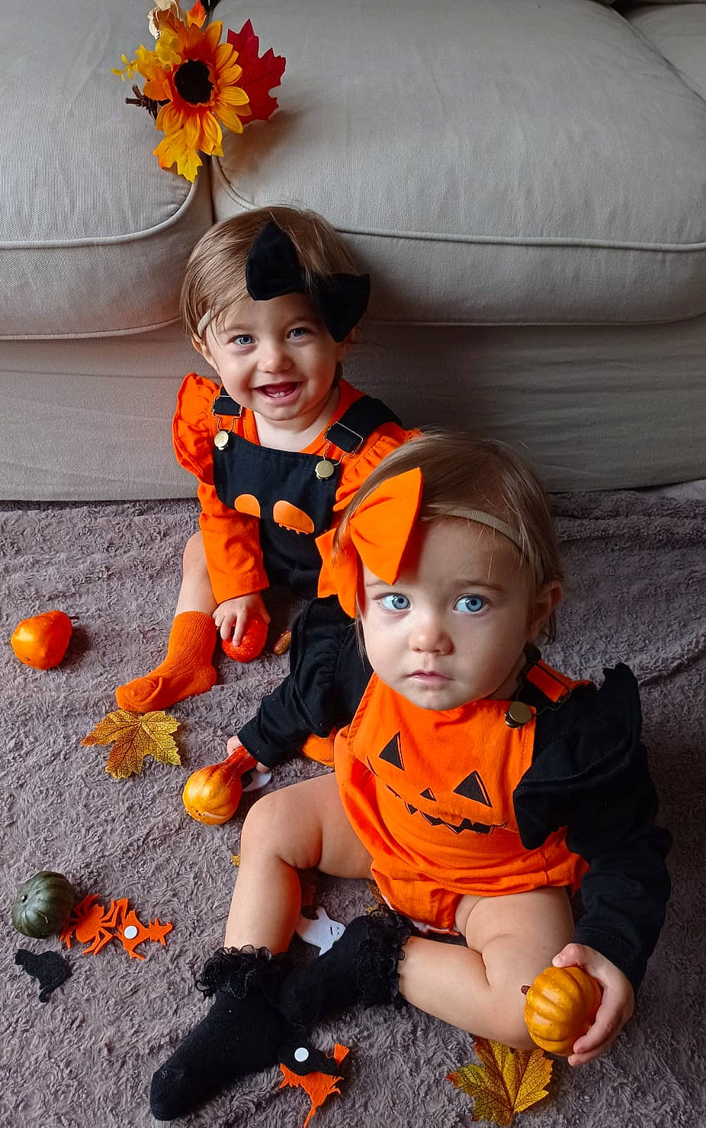 Juliette Et Margot a rejoint le concours — aidez-le/la à gagner de superbes lots ! baby_toddler_clothing, calabaza, child, flooring, flower, happy, joy, orange, person, photograph, plant, pumpkin, sitting, smile, snapshot, sneakers, toddler, tree, trick_or_treat, white