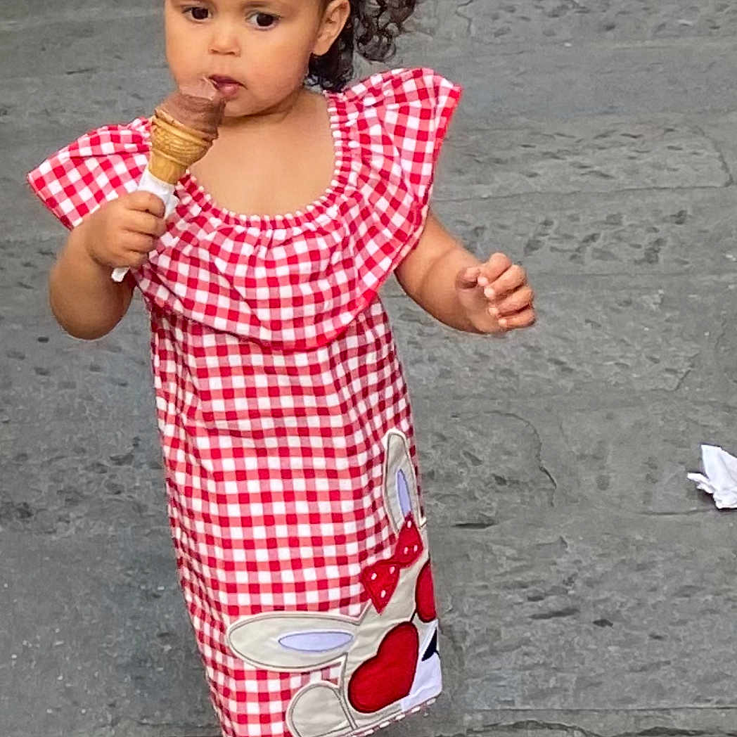 Nada a rejoint le concours — aidez-le/la à gagner de superbes lots ! adult, child, city, clothing, cream, dessert, face, female, food, girl, head, icecream, male, man, person, photography, portrait, road, street, urban