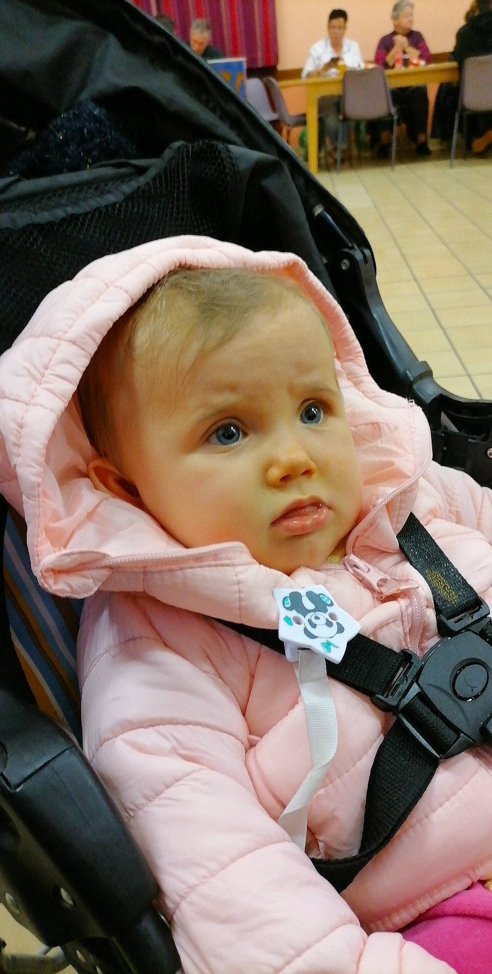 Ambre participe au concours pour gagner de l'argent avec cette photo : baby, baby_carriage, baby_products, baby_safety, baby_toddler_clothing, blurred, carmine, cheek, child, comfort, event, eye, fashion_accessory, fun, happy, iris, person, sitting, skin, strap