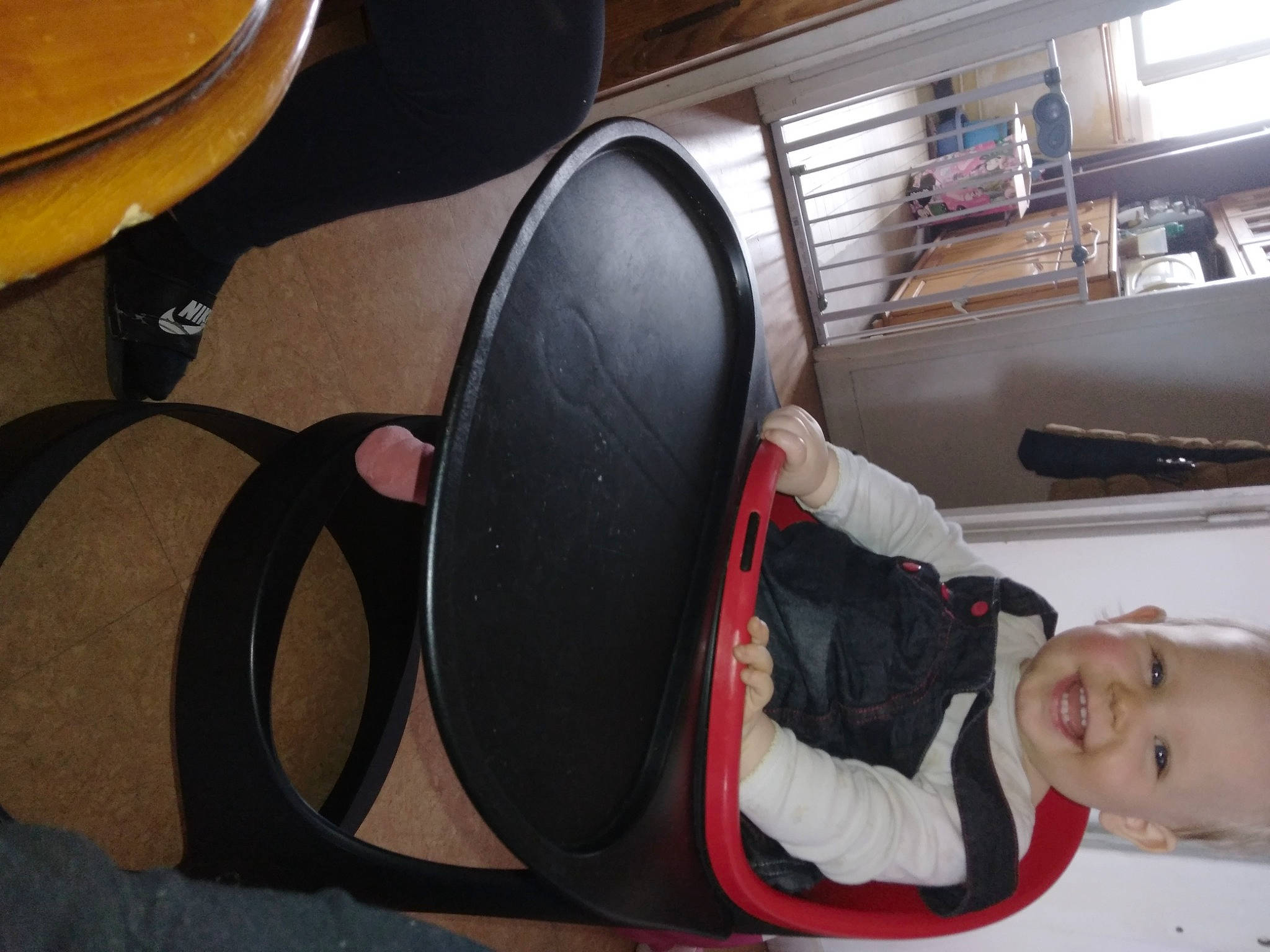 Alexia participe au concours pour gagner de l'argent avec cette photo : audio_equipment, auto_part, automotive_design, automotive_exterior, car_seat, chair, comfort, family_car, flooring, head_restraint, joy, luxury_vehicle, motor_vehicle, office_chair, person, room, sitting, smile, toddler, vehicle