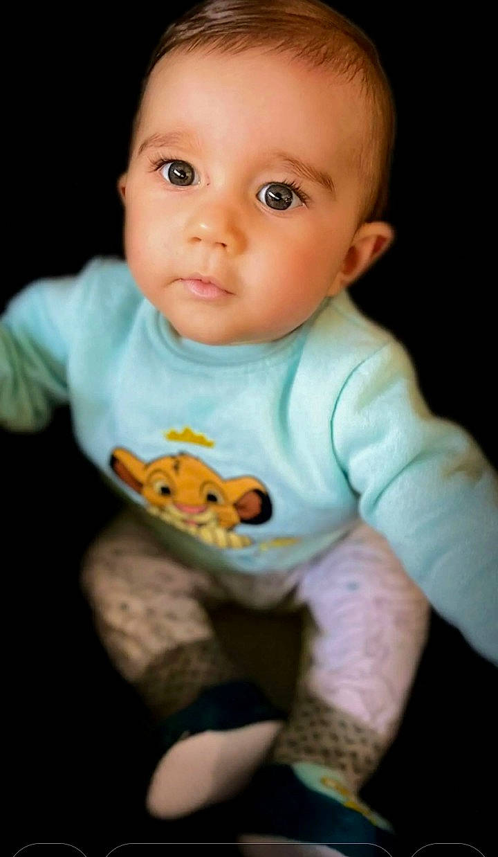 Deÿan participe au concours pour gagner de l'argent avec cette photo : arm, baby, baby_toddler_clothing, cheek, child, chin, elbow, eye, finger, flash_photography, flooring, human_body, iris, lip, nose, person, sitting, skin, sleeve, t_shirt