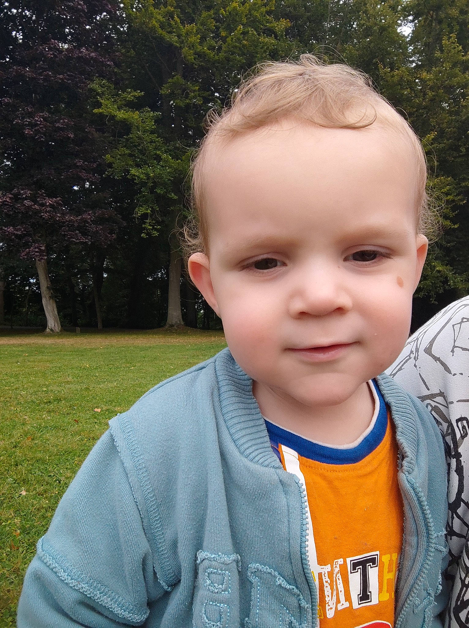 Théo a rejoint le concours — aidez-le/la à gagner de superbes lots ! baby, blond, child, chin, crew_cut, electric_blue, eyebrow, forehead, fun, grass, happy, iris, leisure, nose, people_in_nature, person, plant, sleeve, t_shirt, toddler